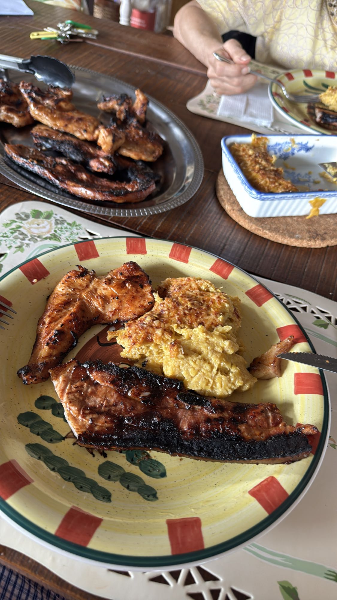 Pollo a la parrilla y pastel