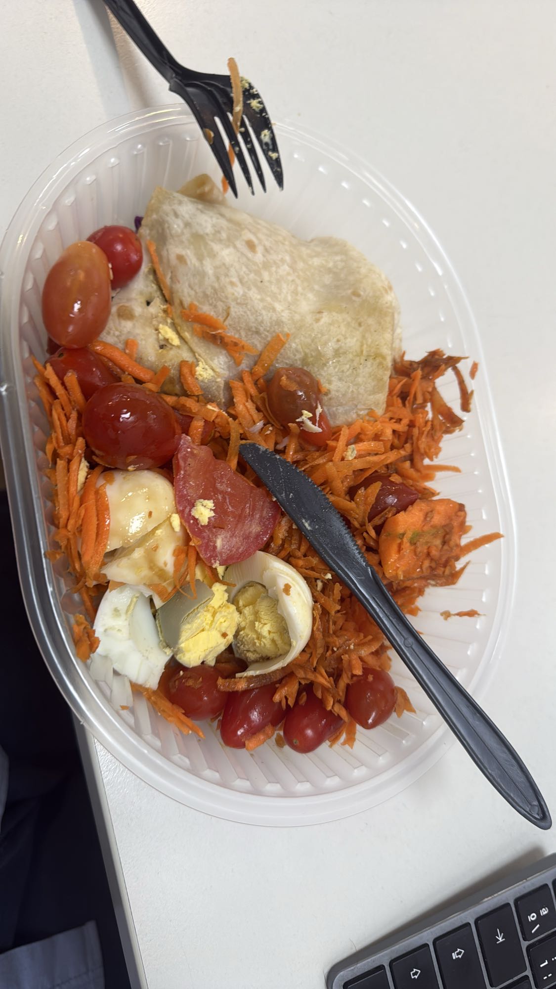 ensalada con huevo y wrap de verduras y queso