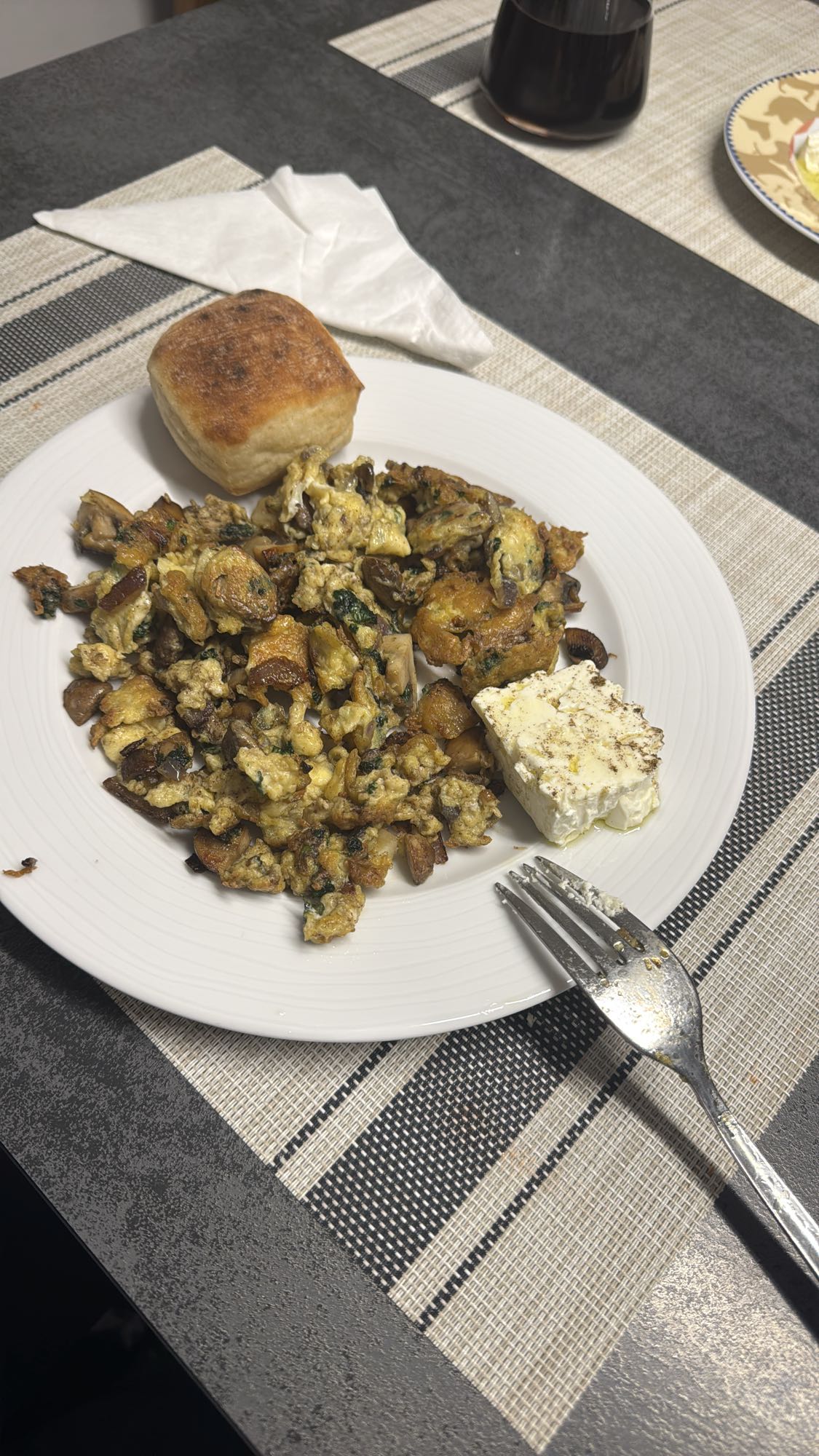 Omletă cu ciuperci și brânză