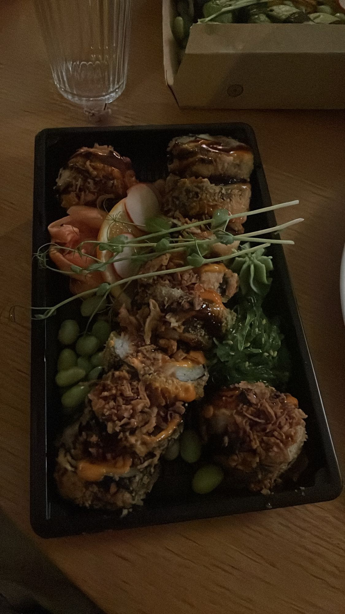 Friterad sushi med tillbehör