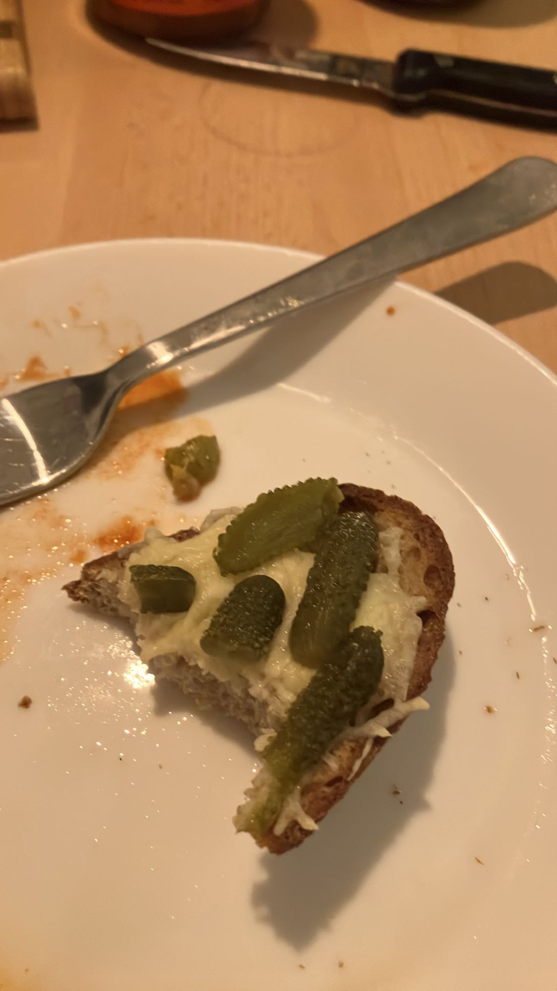 Torrada com queijo e picles