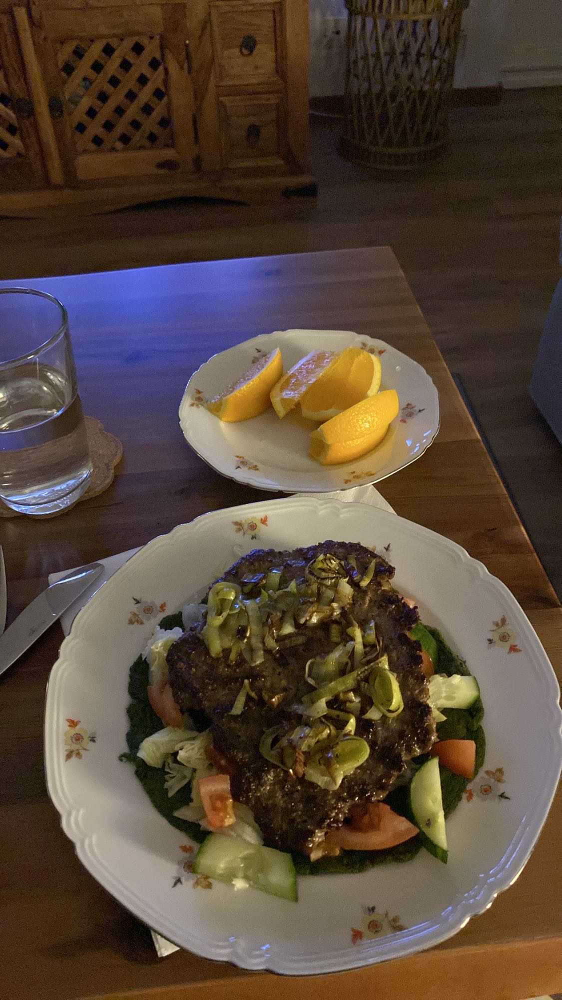 Biff med sallad och apelsin