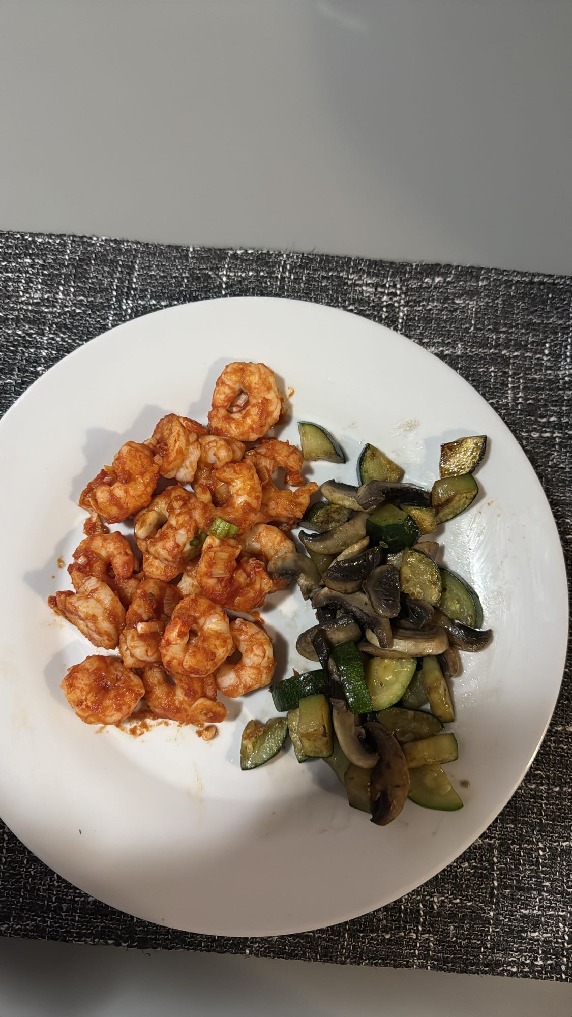 Creveți cu legume sotate