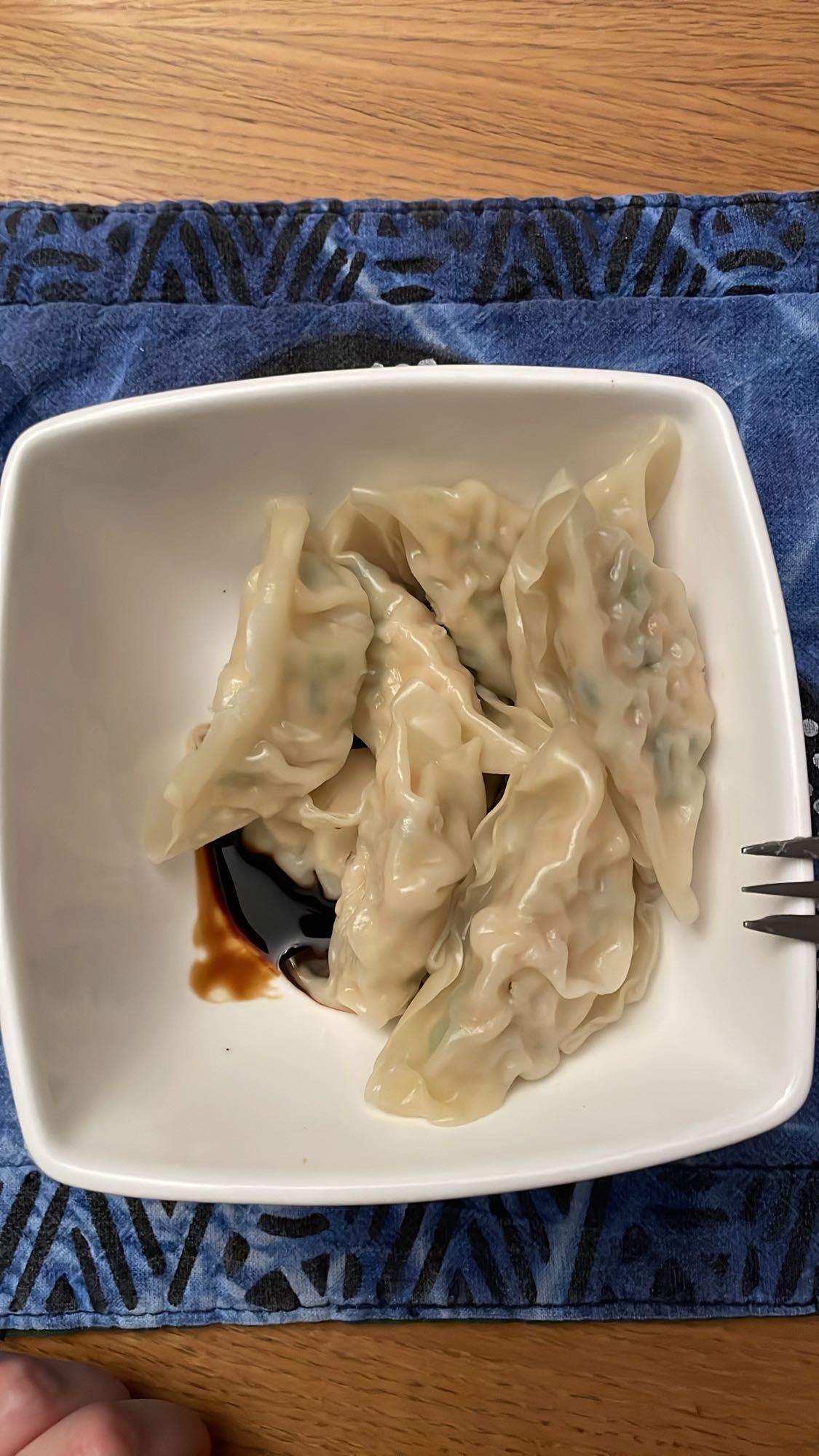 gotowane pierożki z sosem