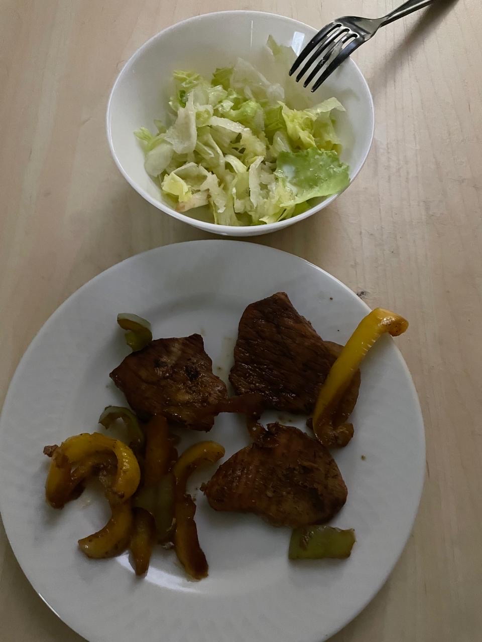 Carne con pimientos y ensalada