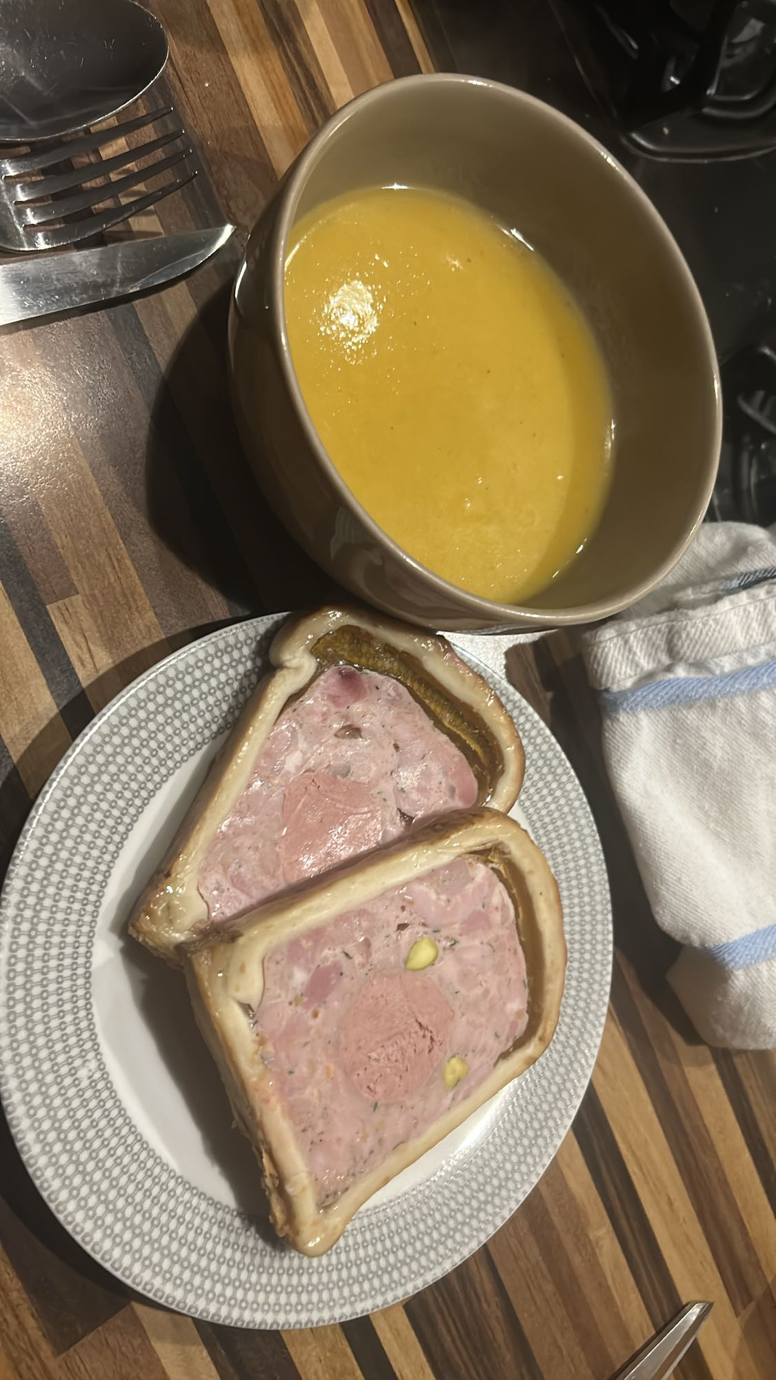 Soupe et pâté en croûte