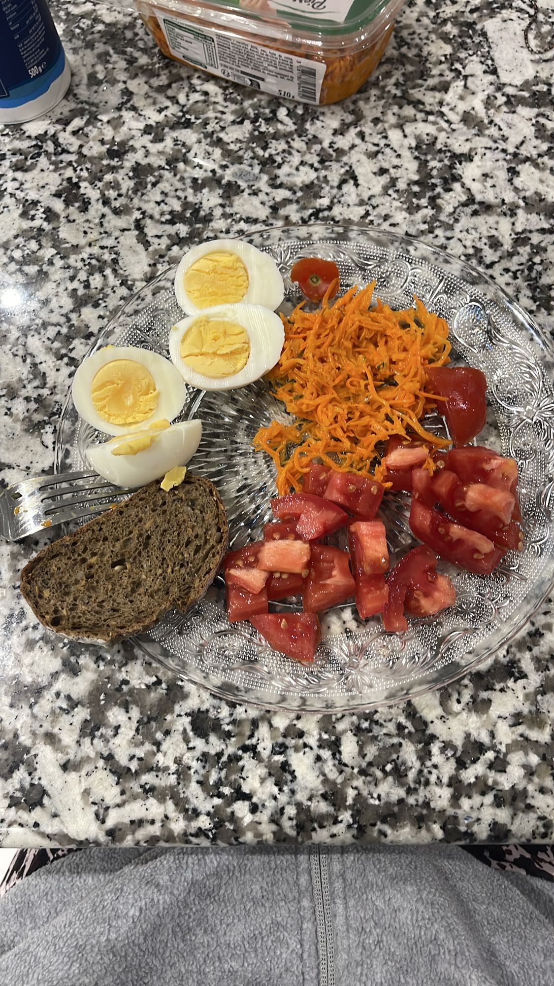 Assiette œuf, légumes, pain