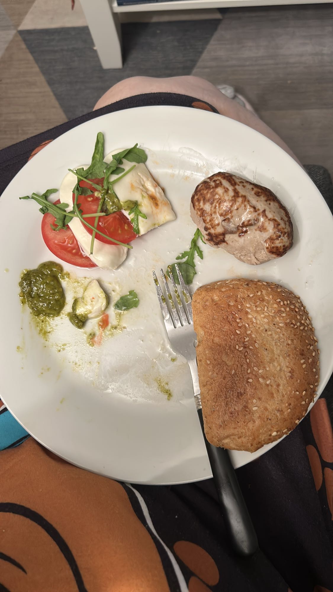 Котлета с салатом и хлебом