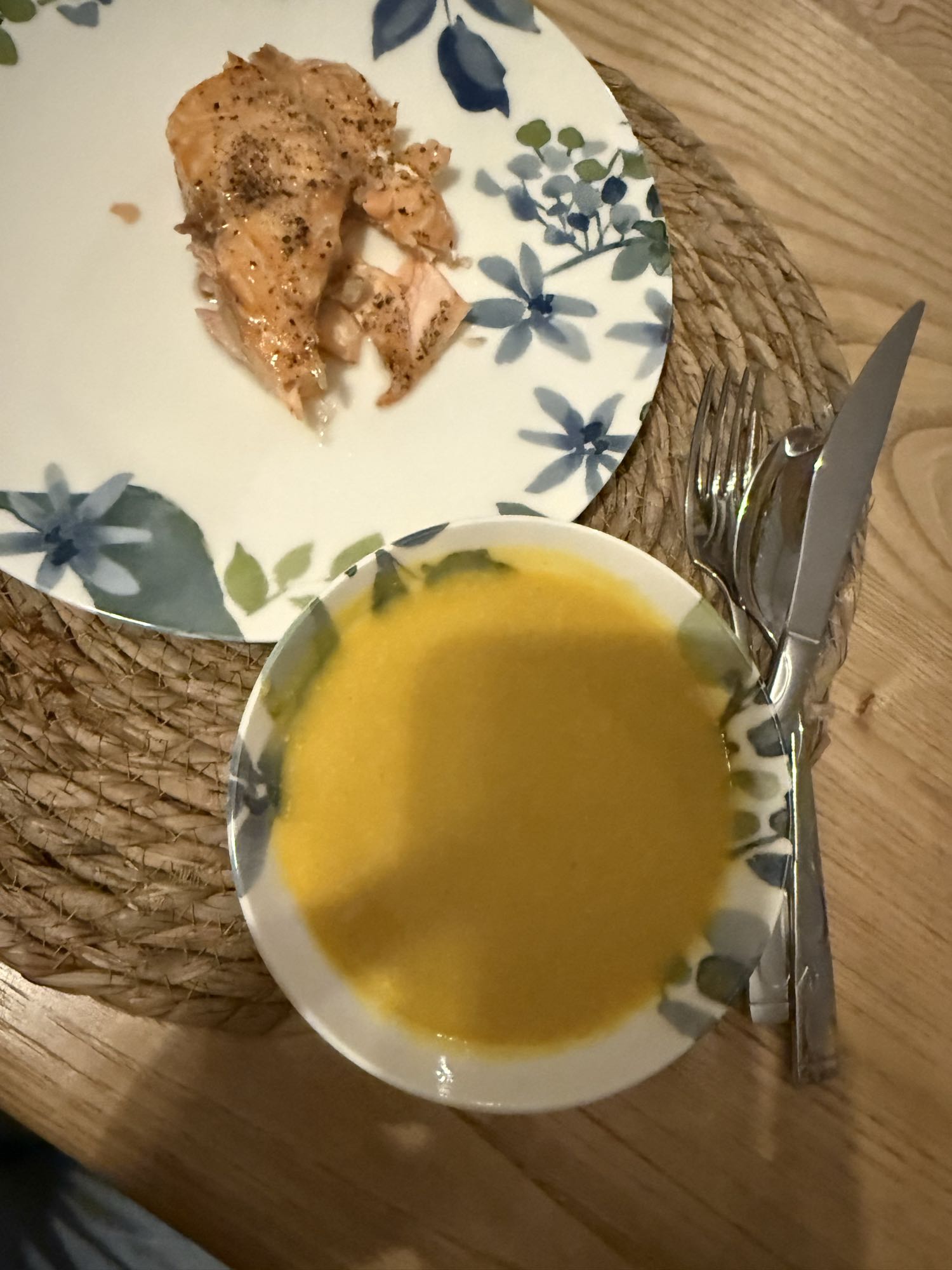 Somon ve sebze çorbası