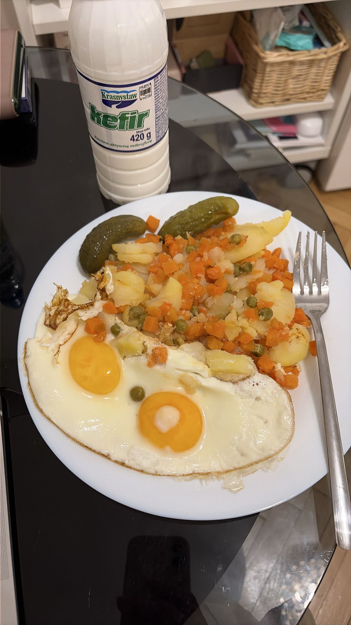 Яичница с овощами и кефиром