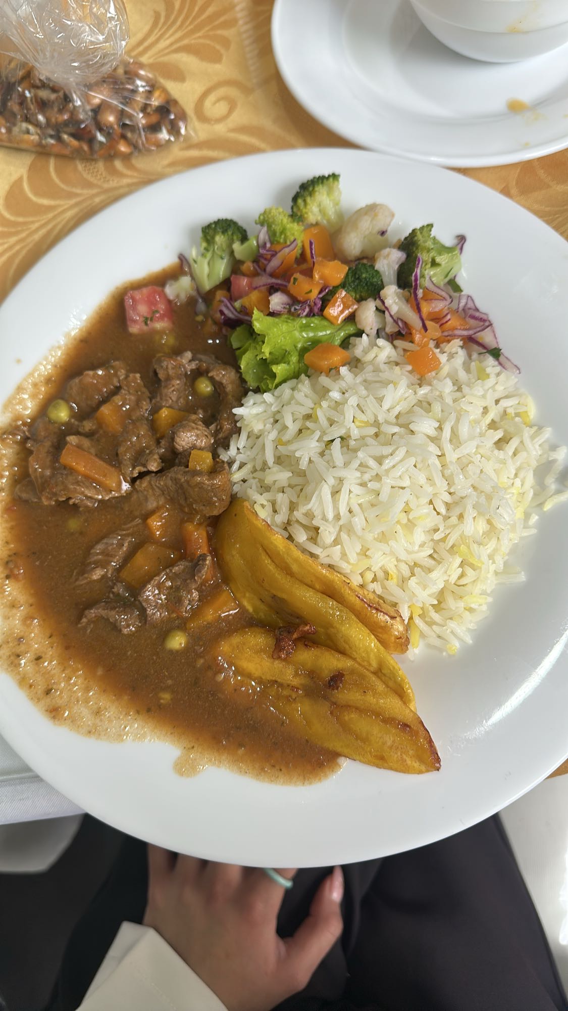 Carne guisada con arroz y plátano
