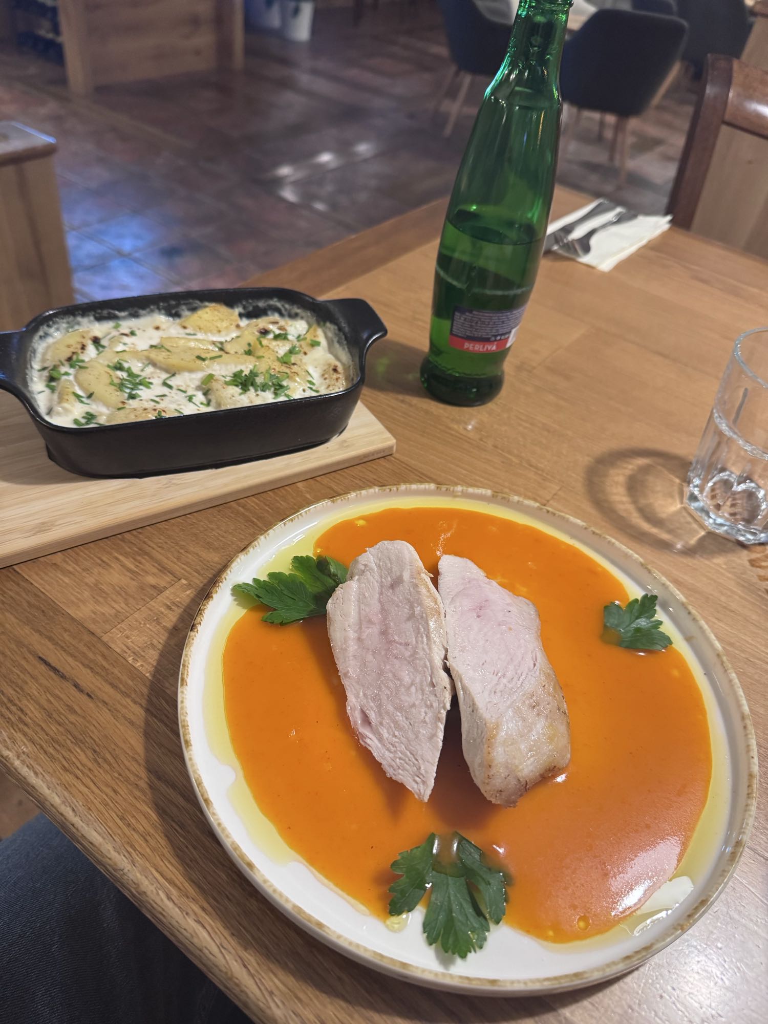 Piletina s umakom i gratinirani krumpir