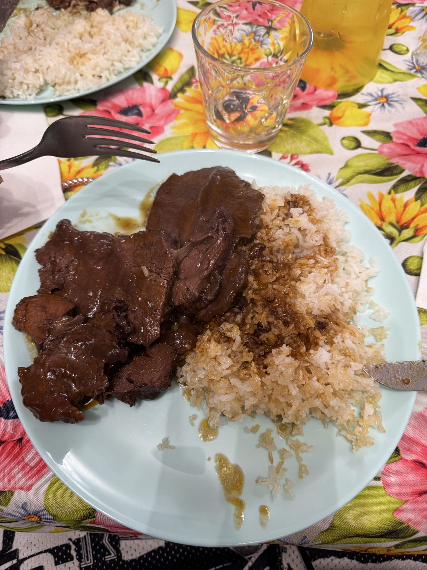 Arroz con carne en salsa