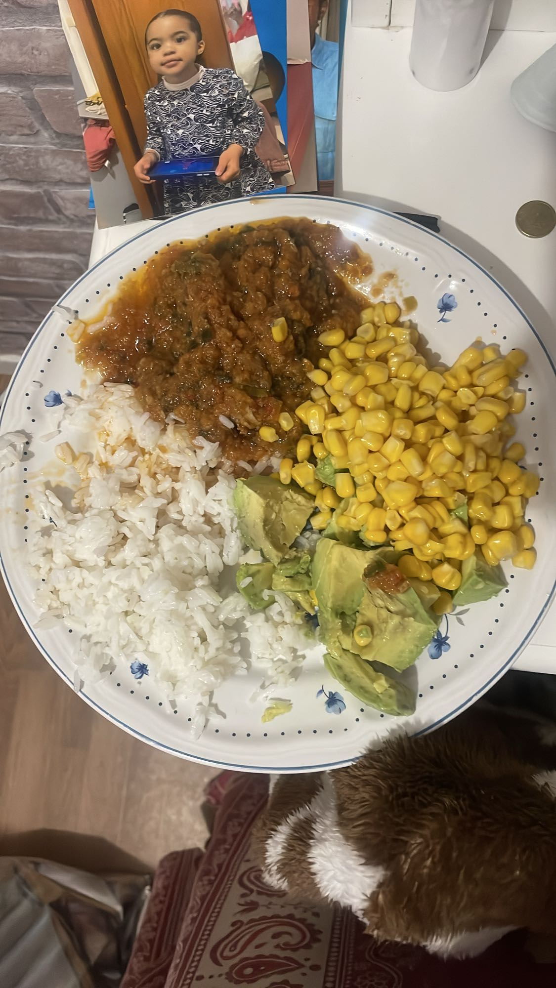 Riz, ragoût, maïs, avocat