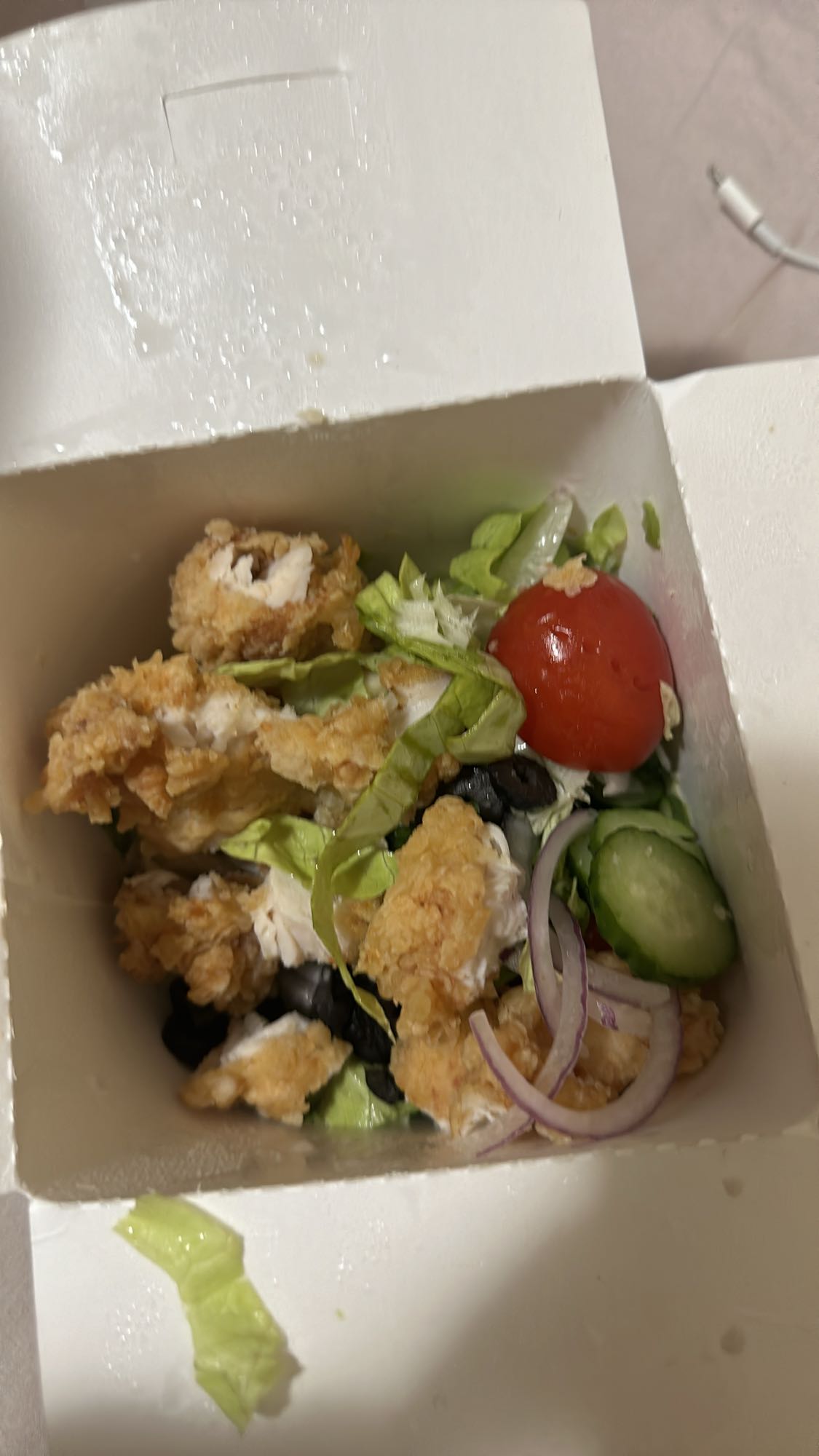 Salată cu pui prăjit