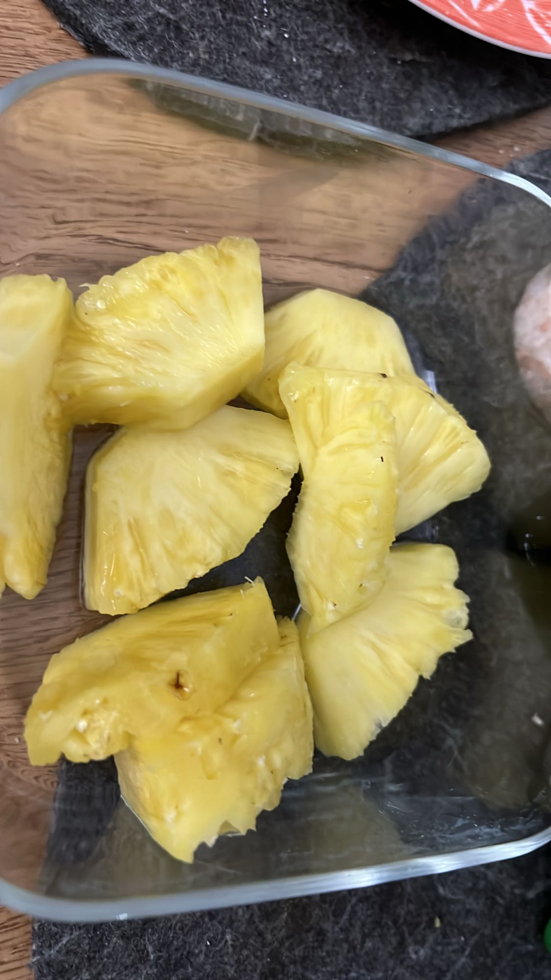 Taze ananas dilimleri