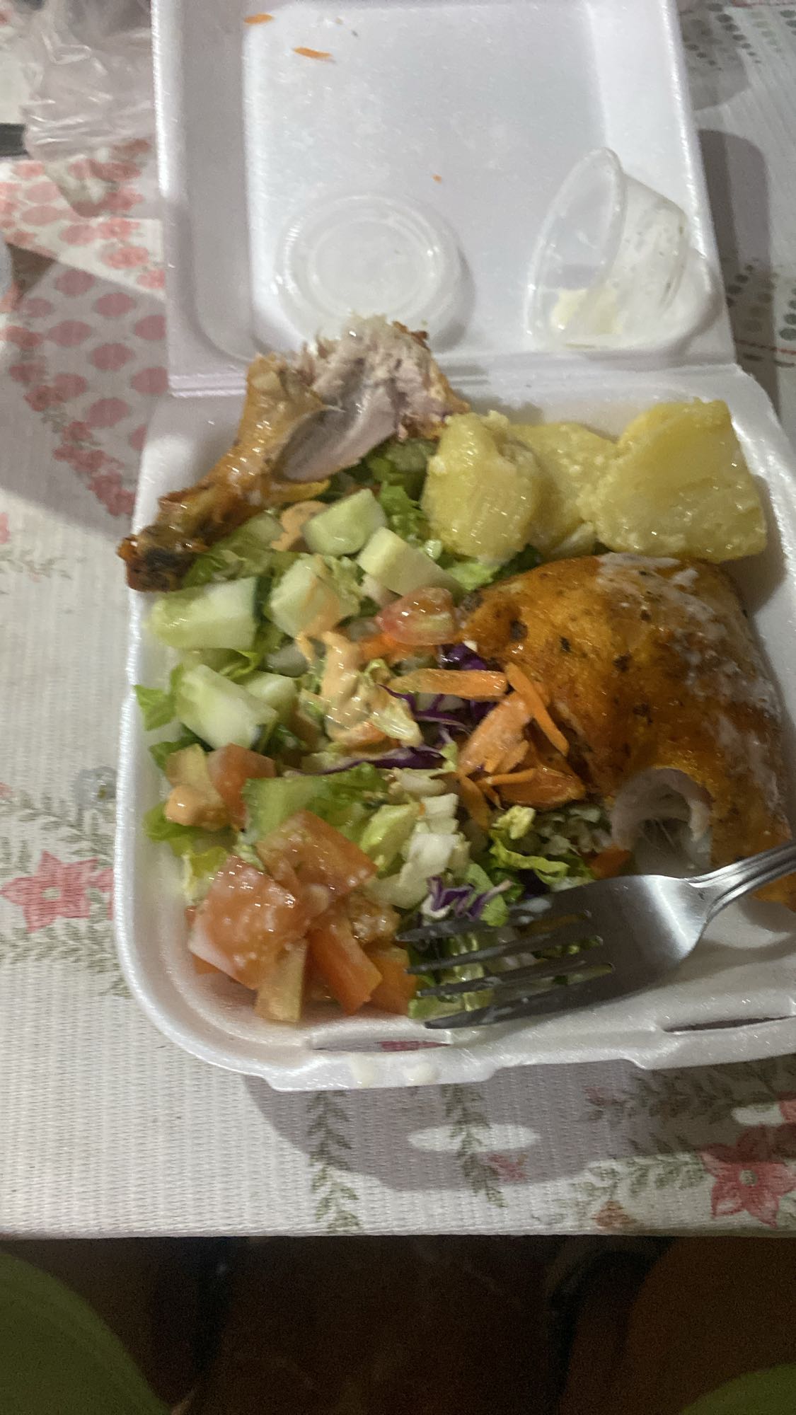 Pollo con ensalada y yuca