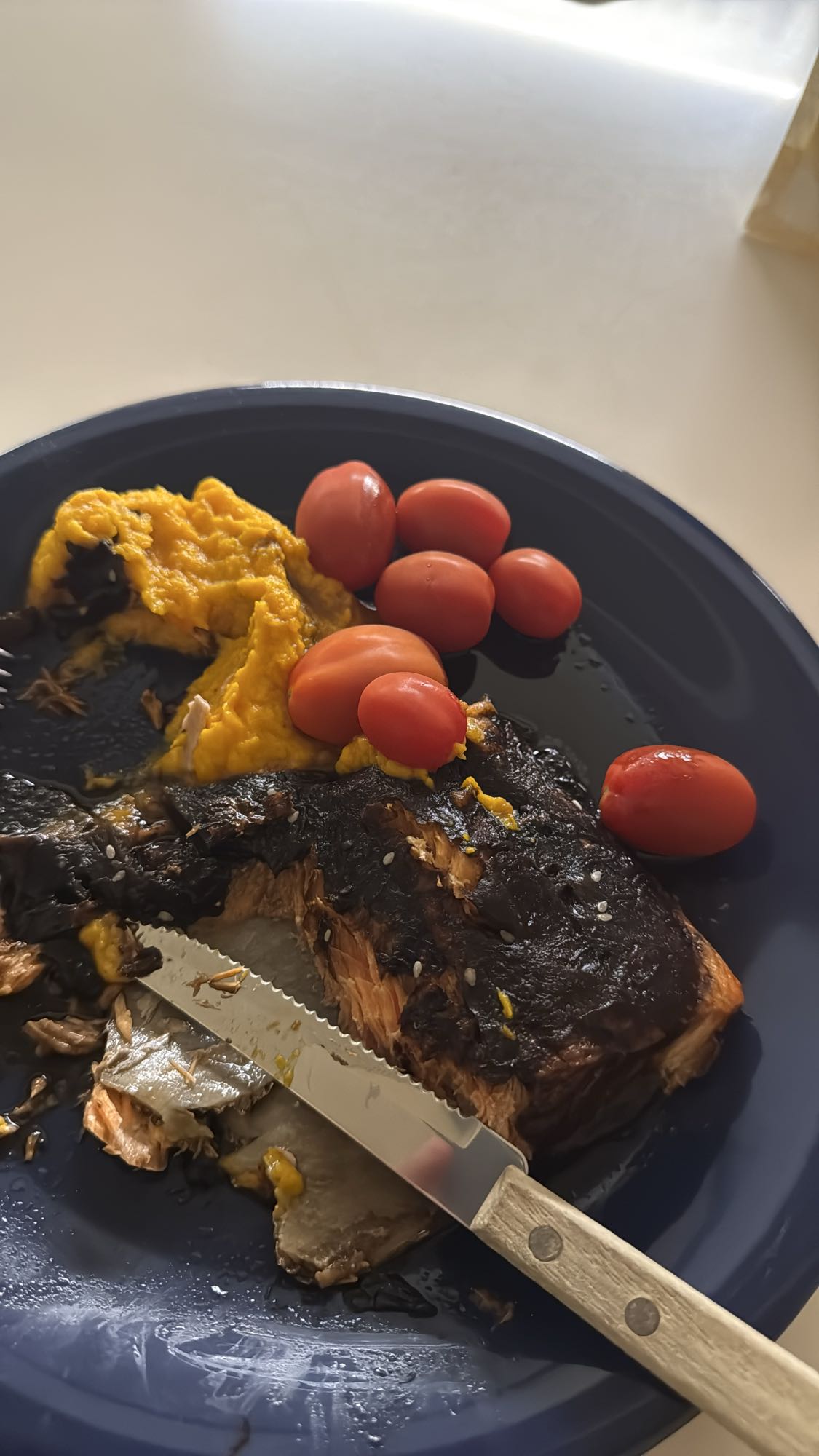 Salmón con puré y tomates