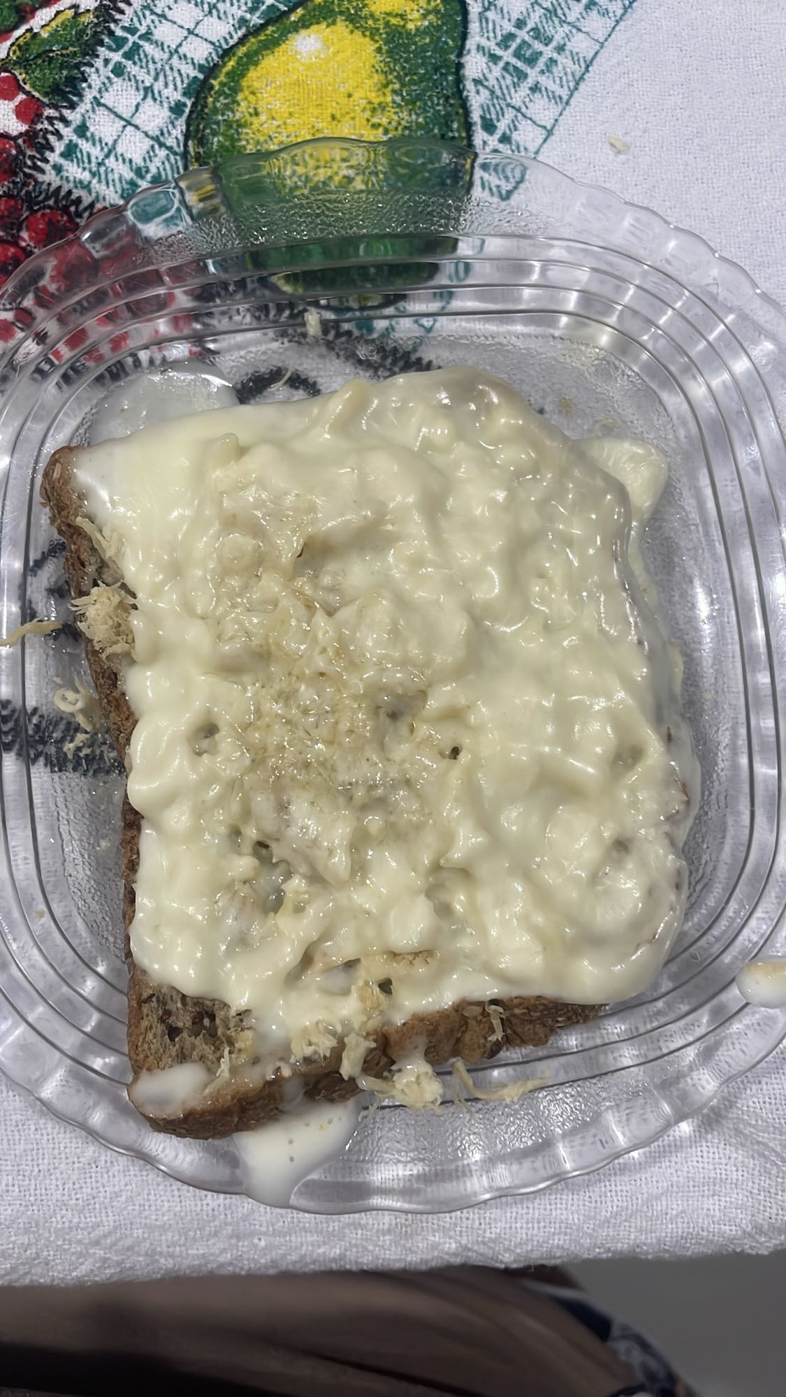 Torrada com frango e queijo