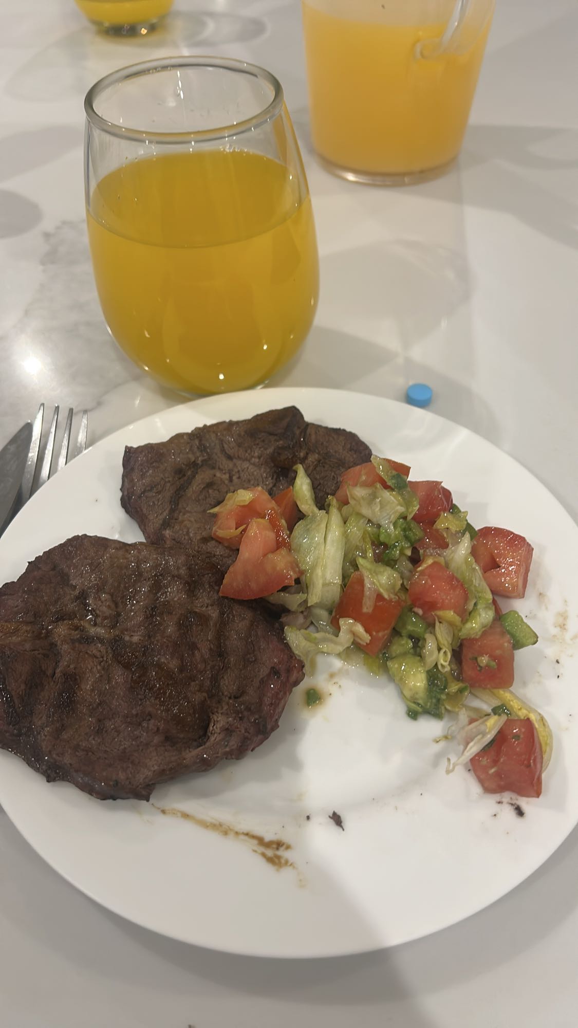 Carne asada con ensalada y jugo