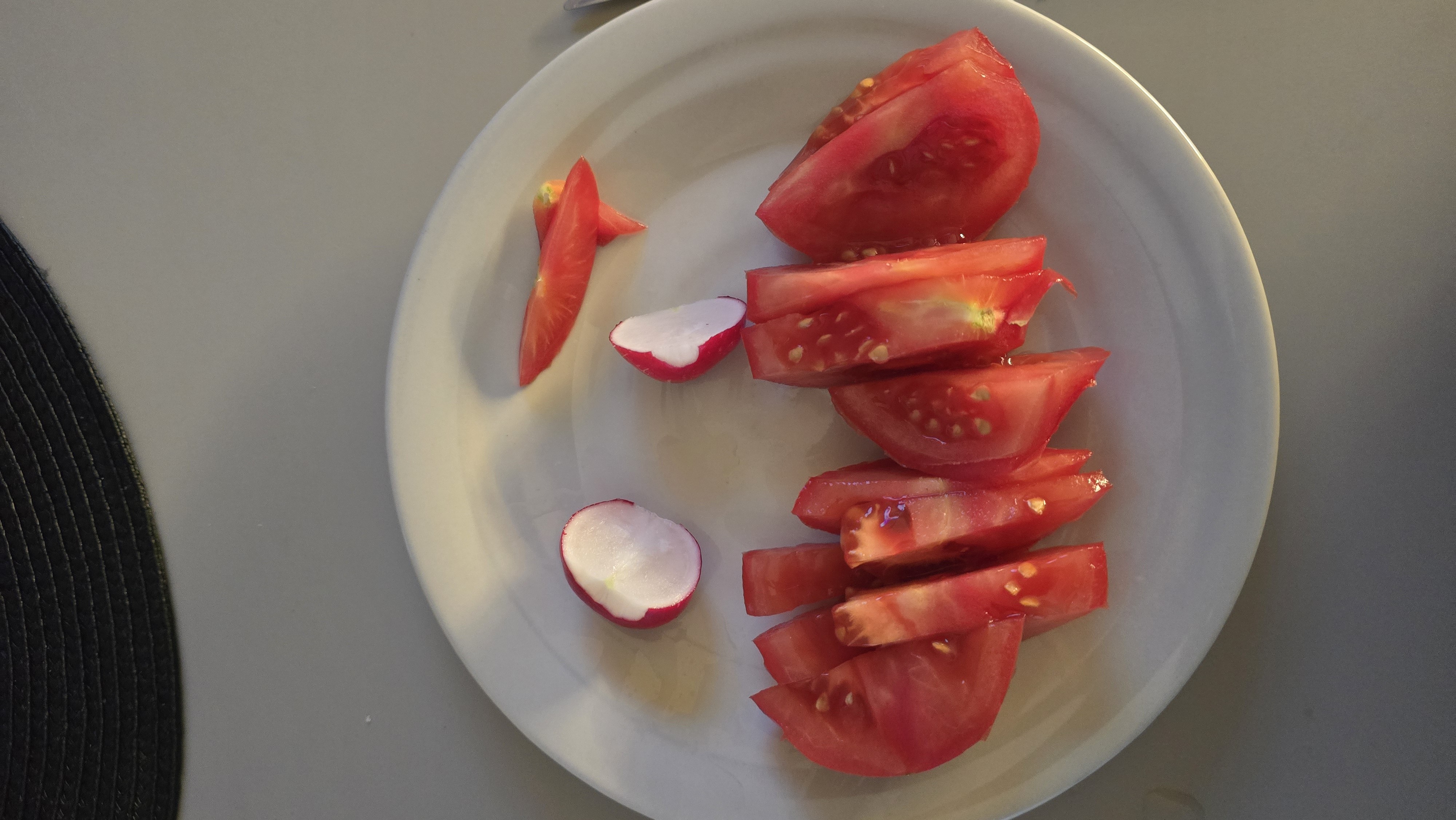 Tomato and radish plate