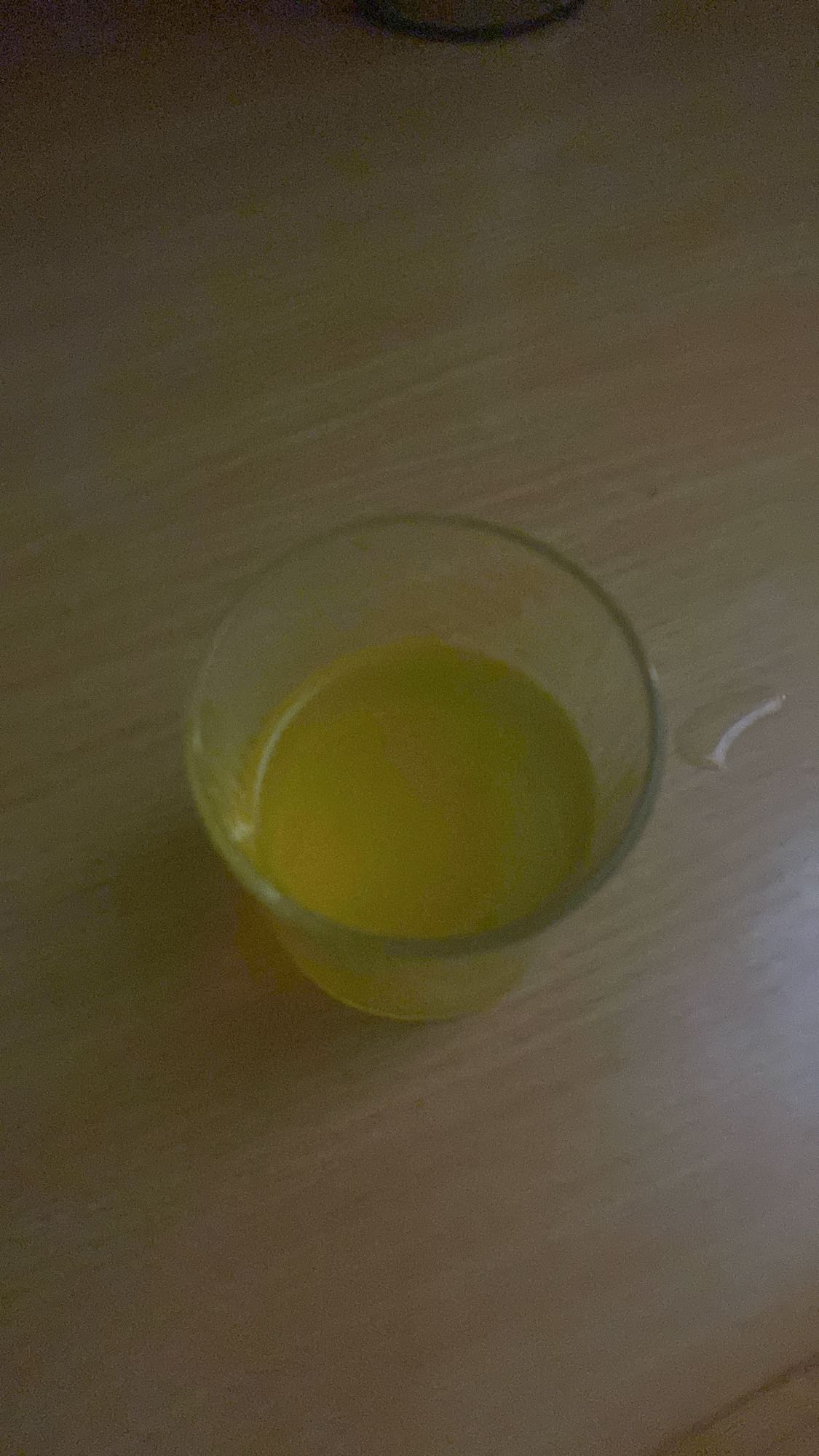 szklanka soku pomarańczowego