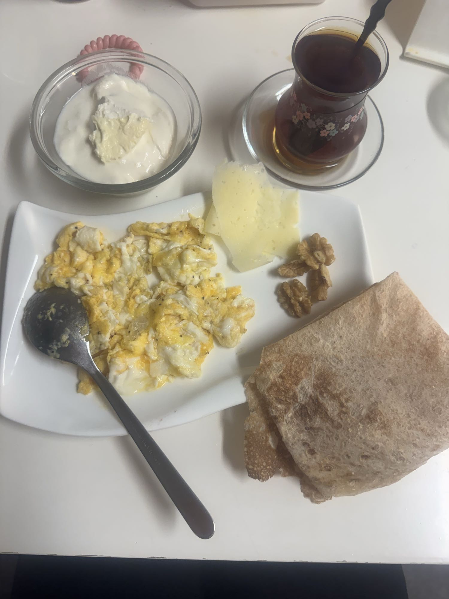 Frukost med ägg och bröd