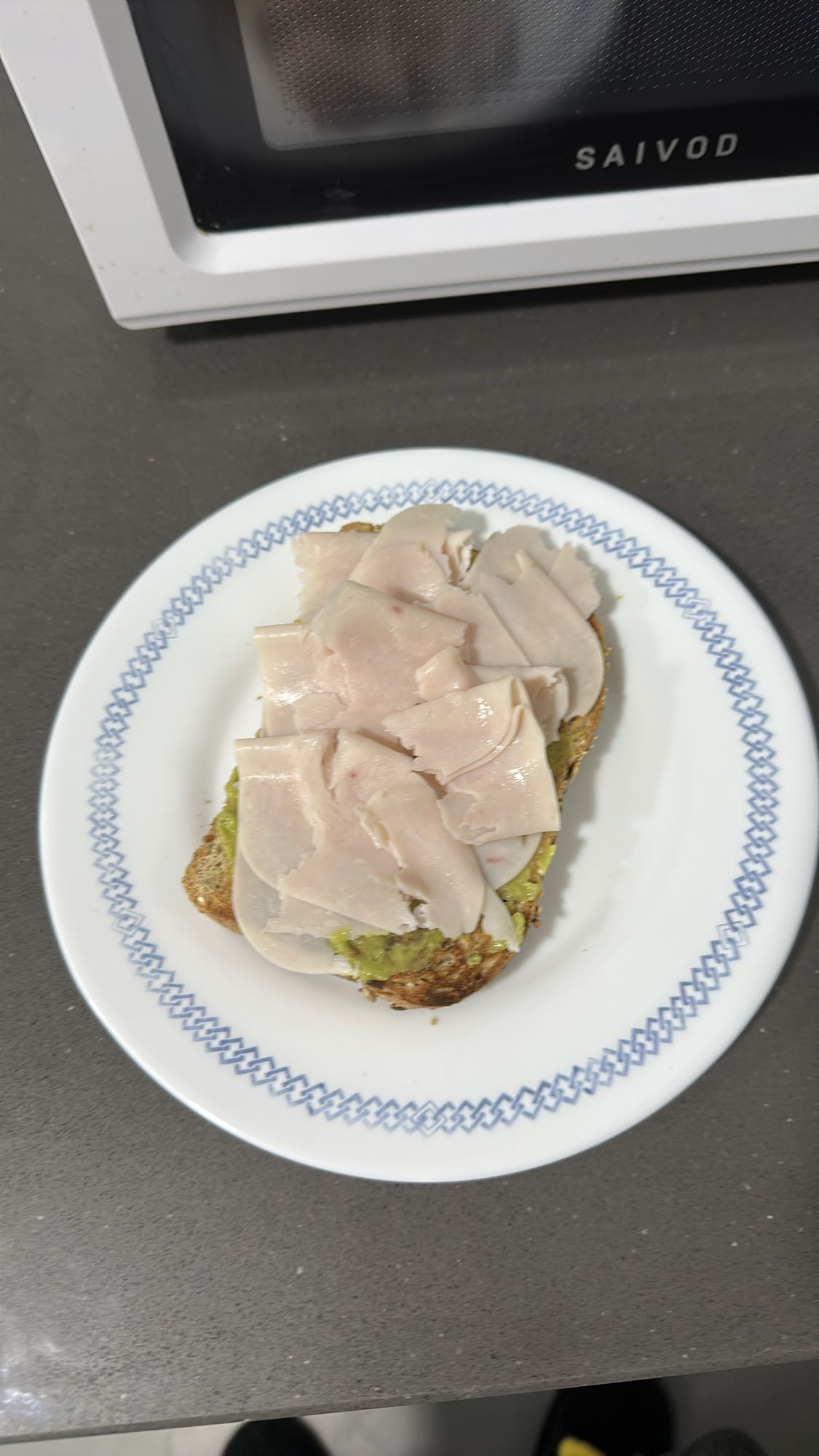 Tostada con pavo y aguacate