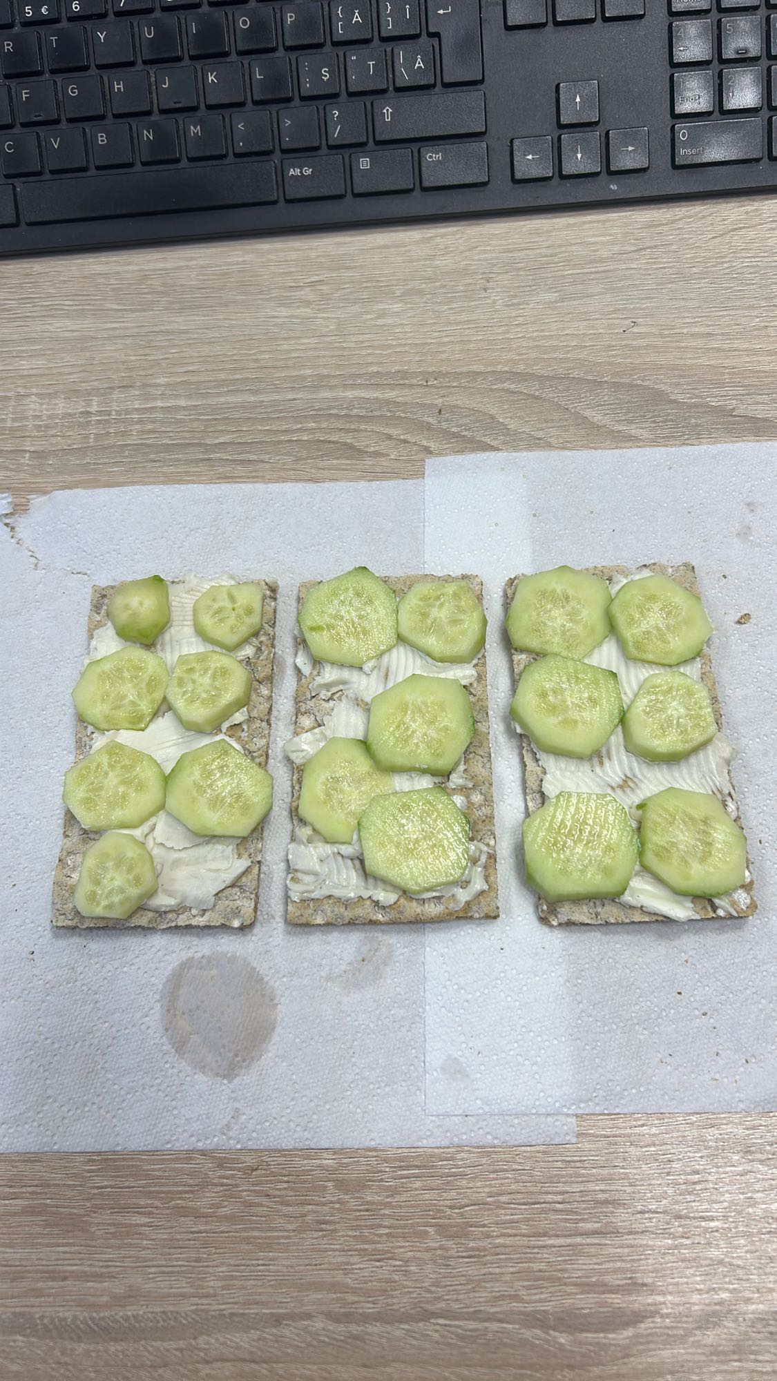 Crackers cu cremă și castraveți