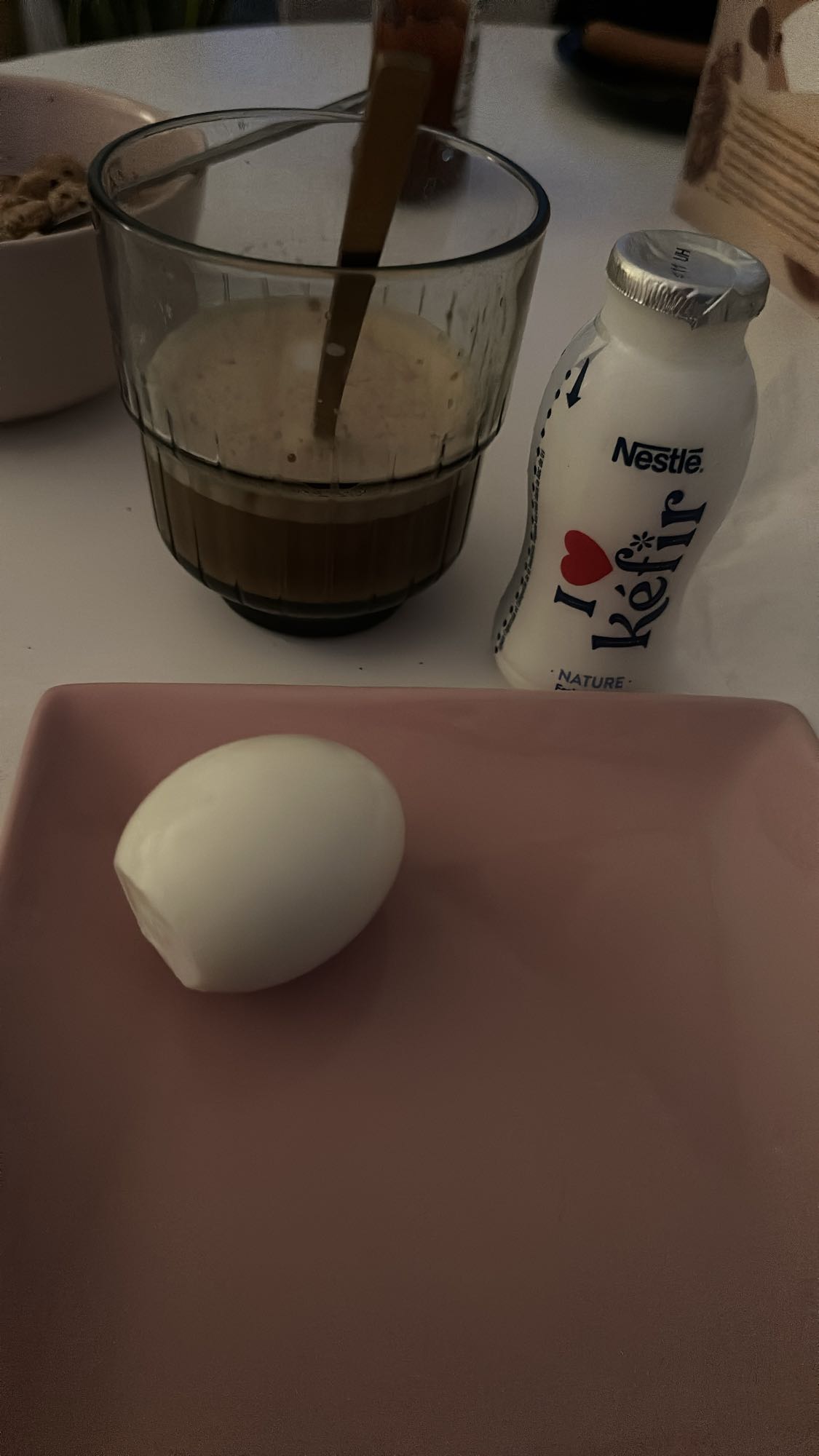 Mic dejun cu ou, chefir și cafea