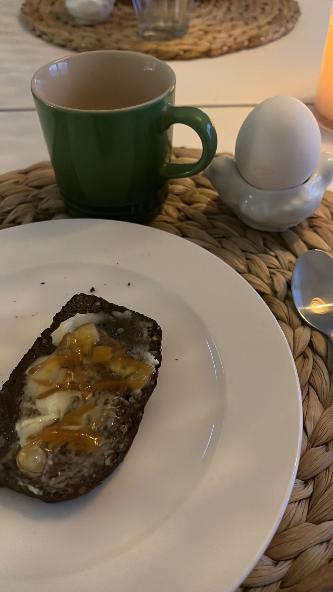 Frukost med ägg och bröd