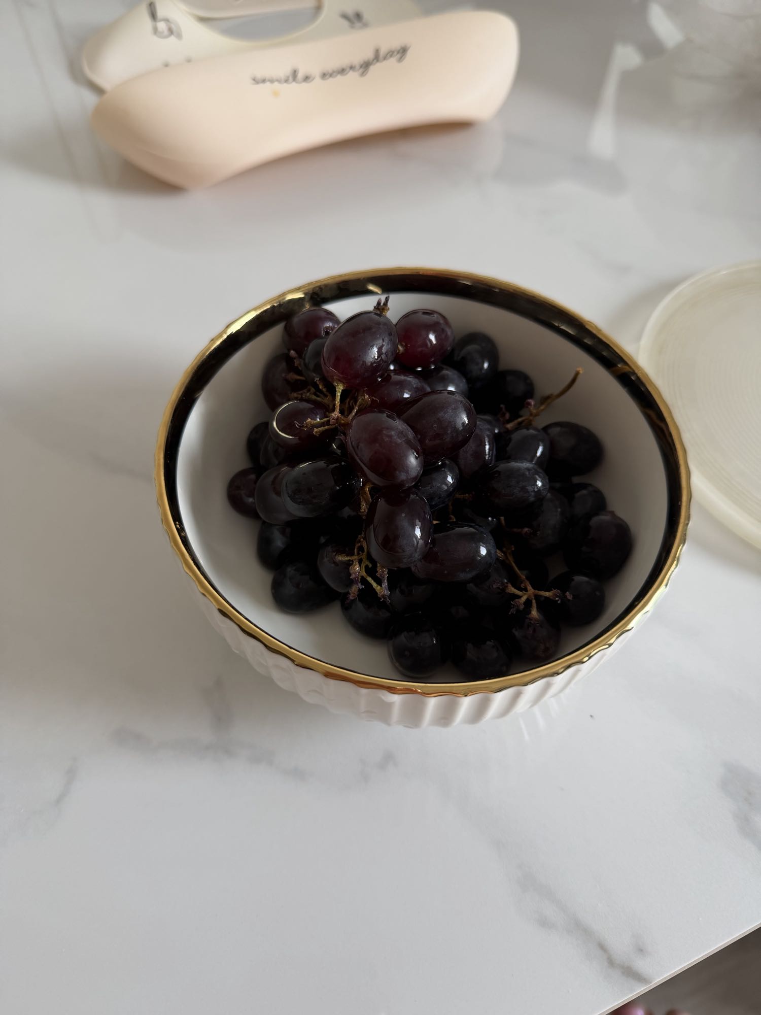 чаша с виноградом