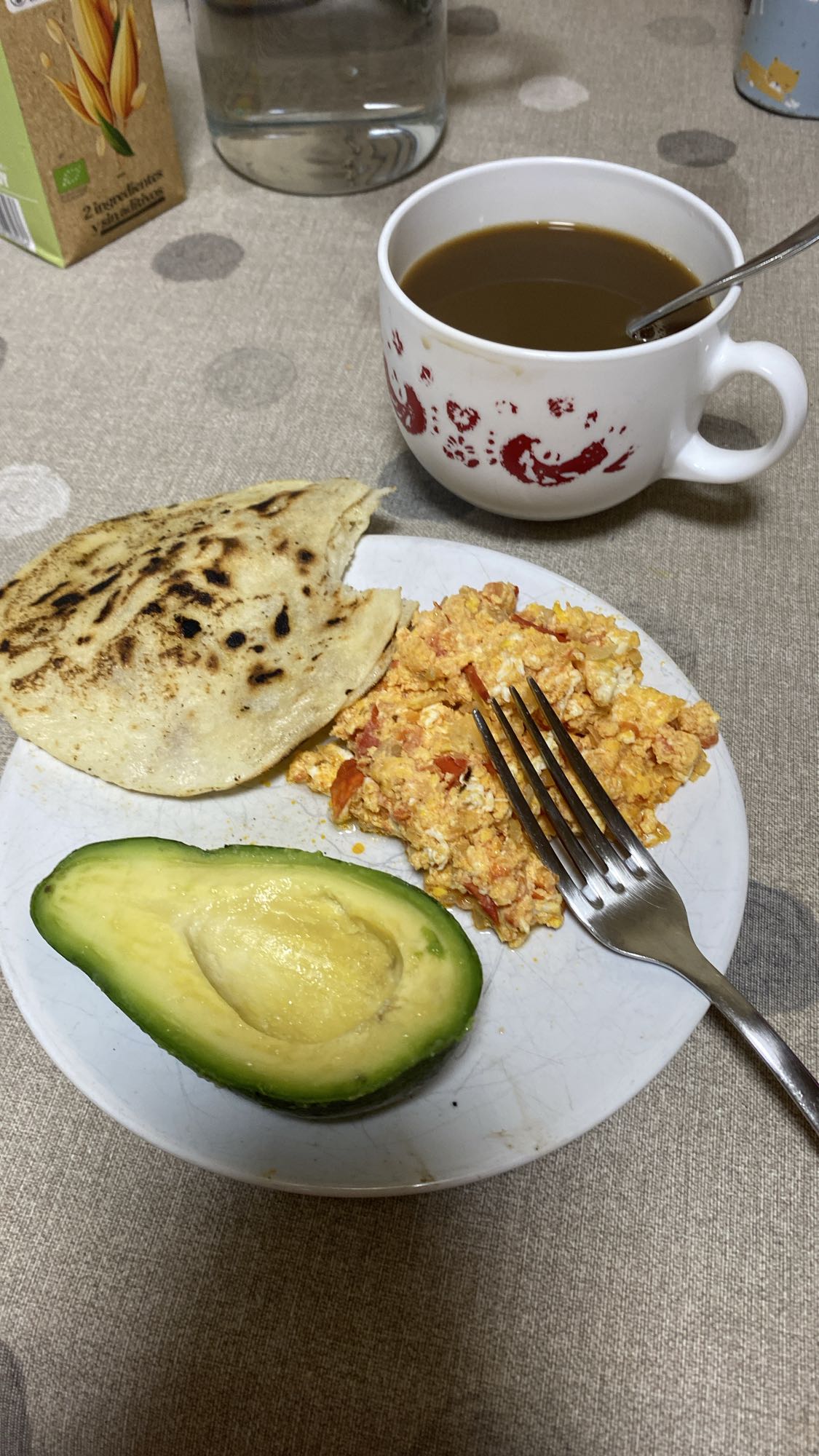 Huevo con tomate, arepa, aguacate, queso y café con leche de avena