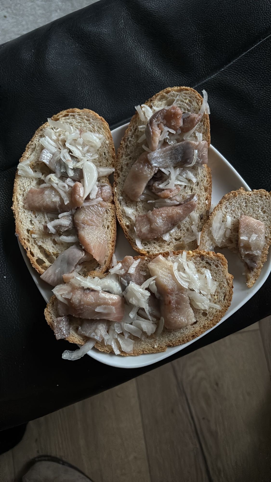 Sild og løk på brød