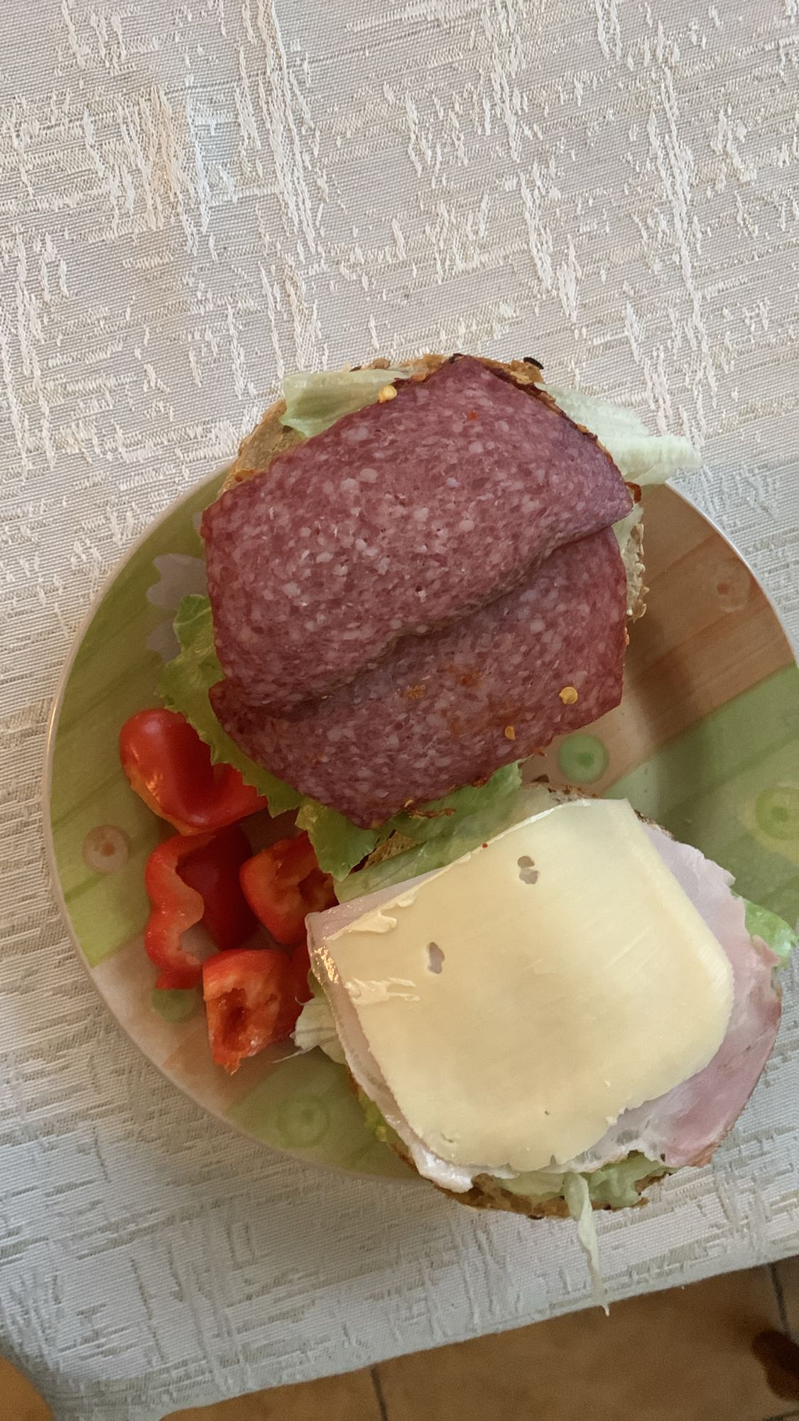 Kanapka z salami i serem