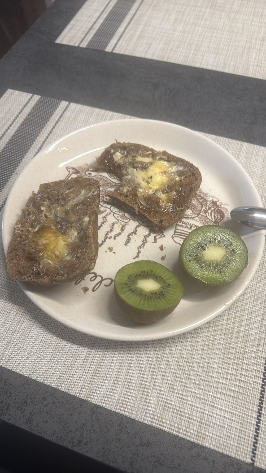 Brot mit Butter & Kiwi