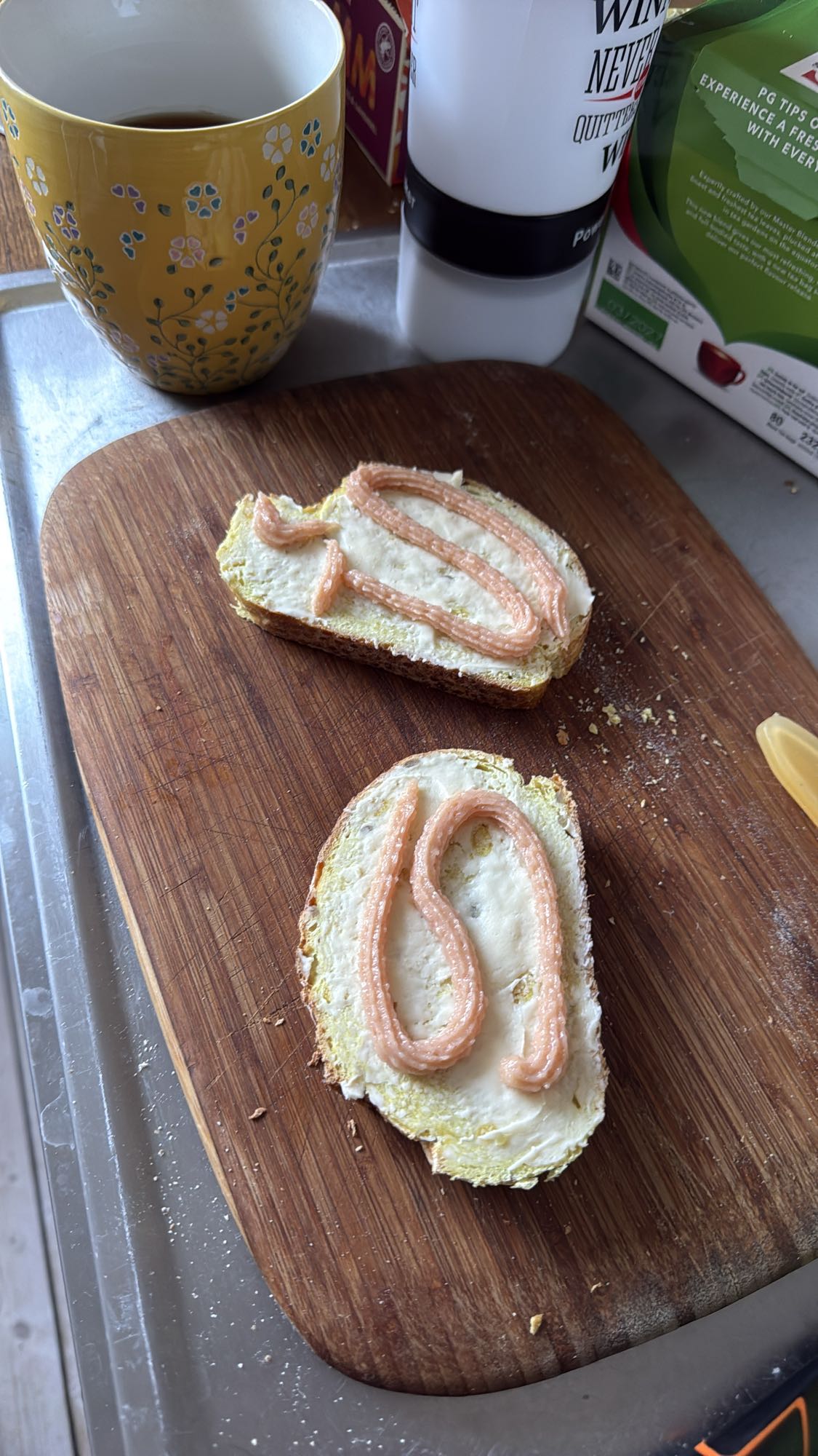 Smörgås med kaviar och te