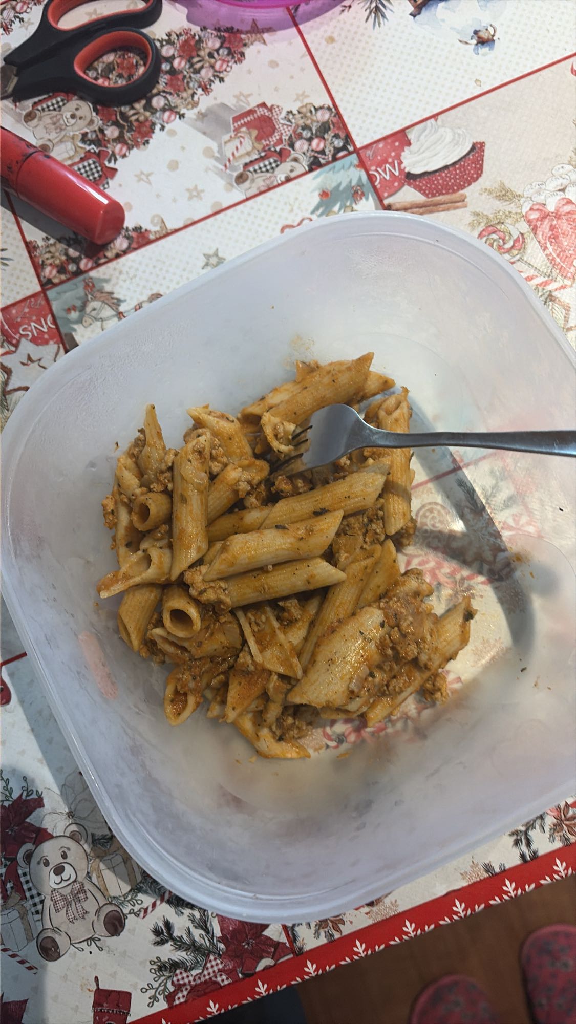 Paste integrale cu carne tocată de curcan și sos de roșii