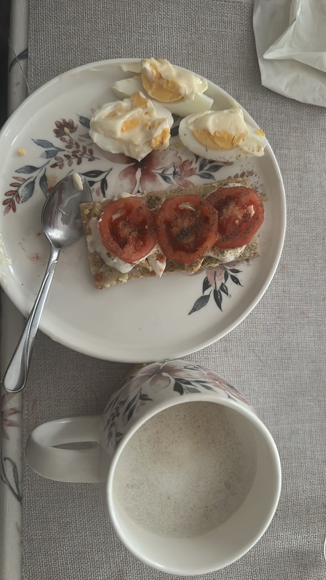 Jajka, chrupkie pieczywo, pomidor