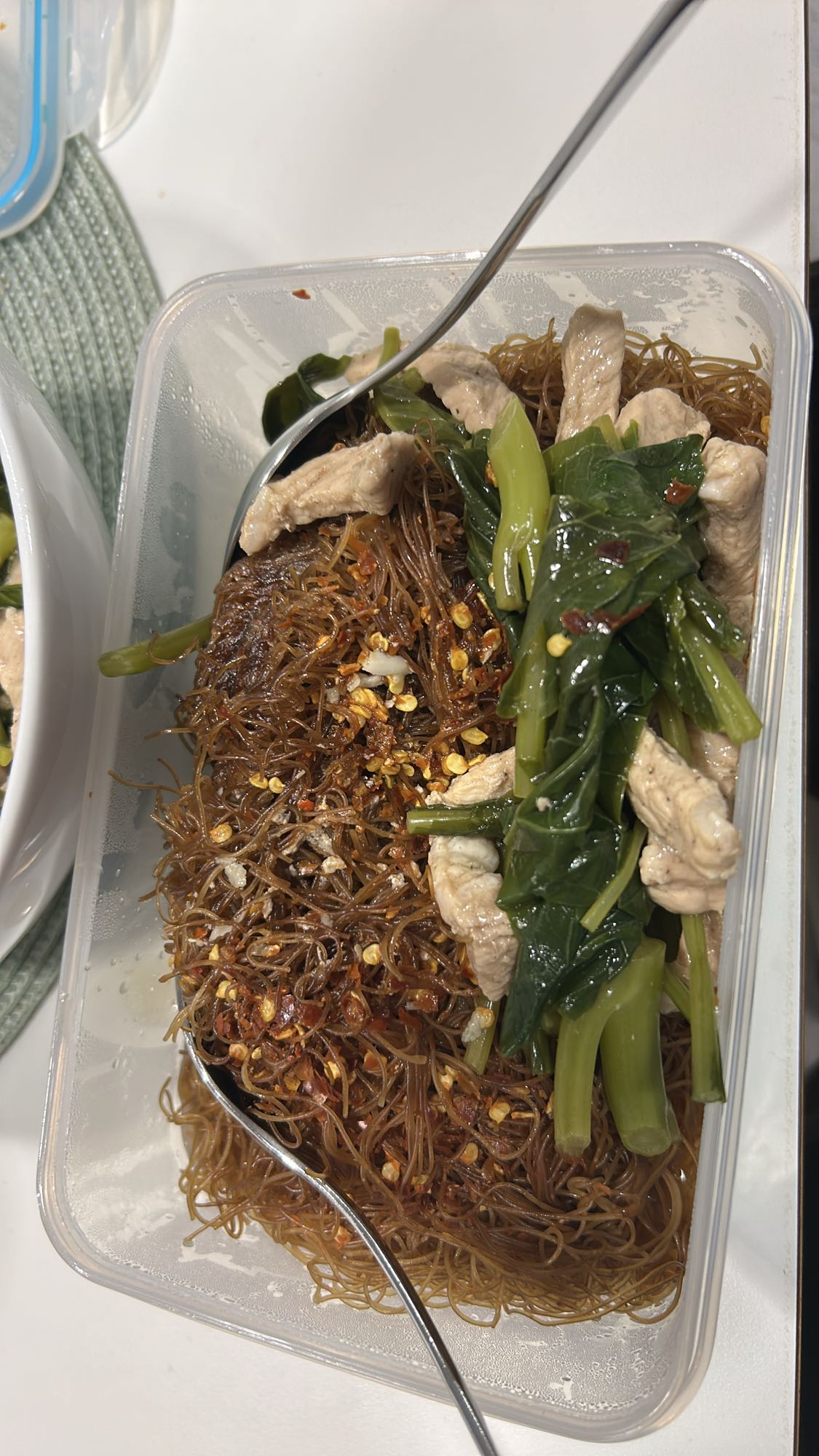 Stekte glassnudler med kylling