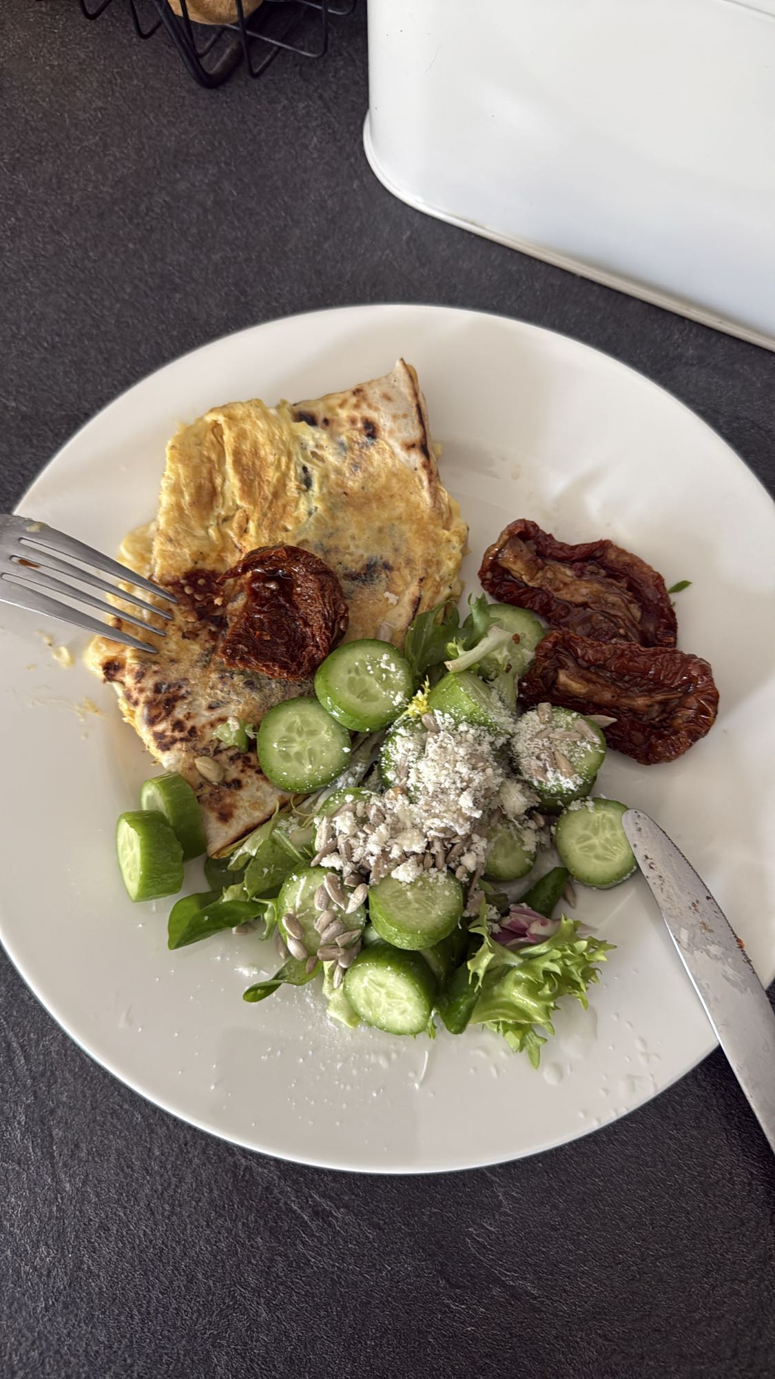 Omelette et salade fraîche