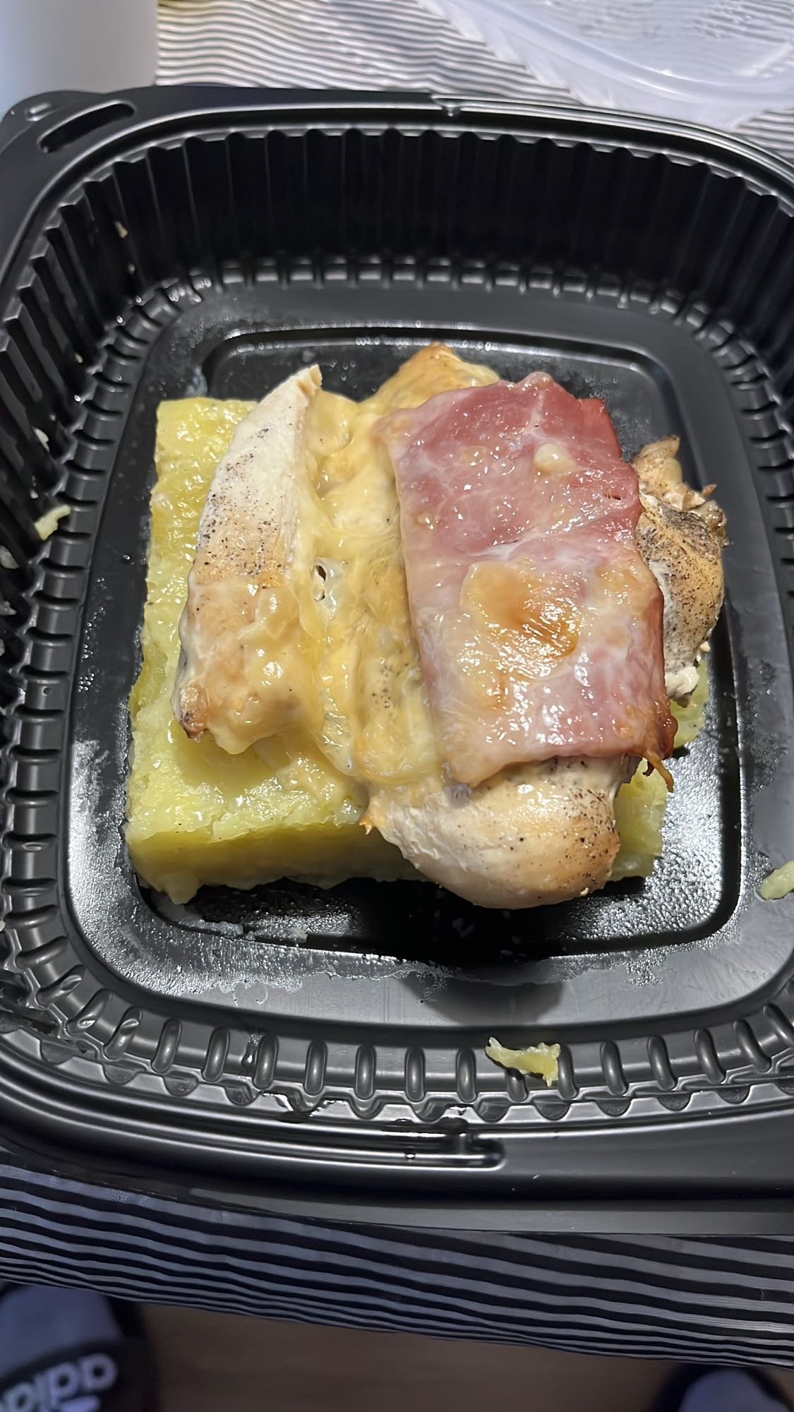 Пиле с шунка и картофи