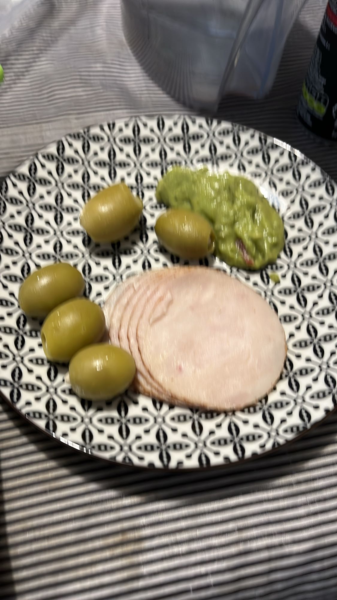 Пуешко, маслини и гуакамоле