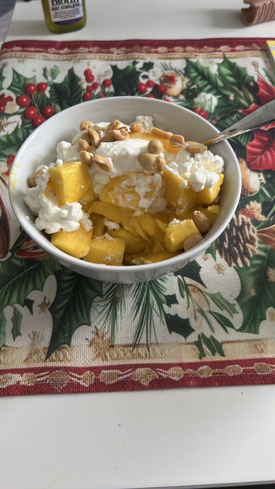 творог с манго и орехами