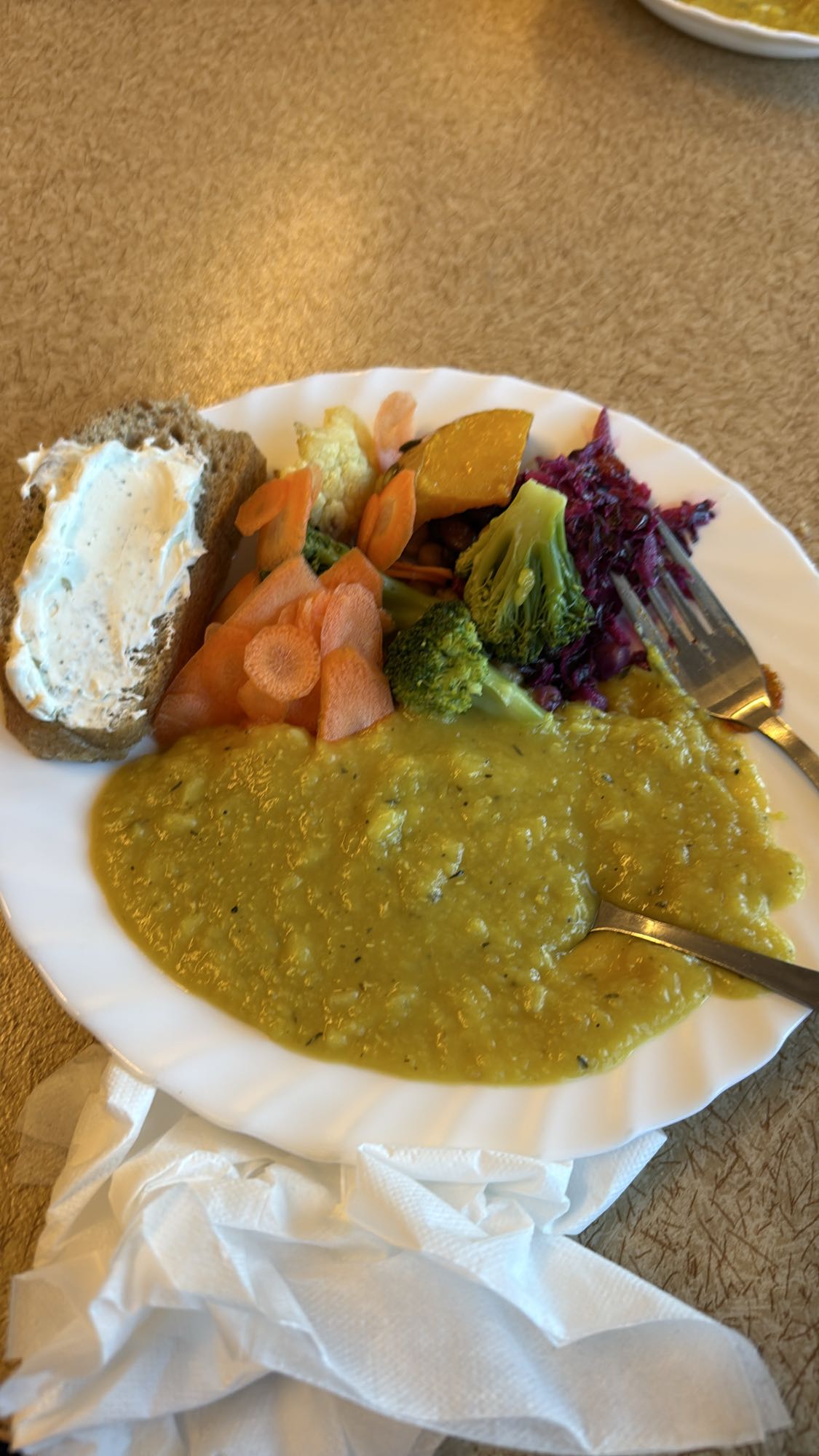 Grön ärtsoppa med bröd