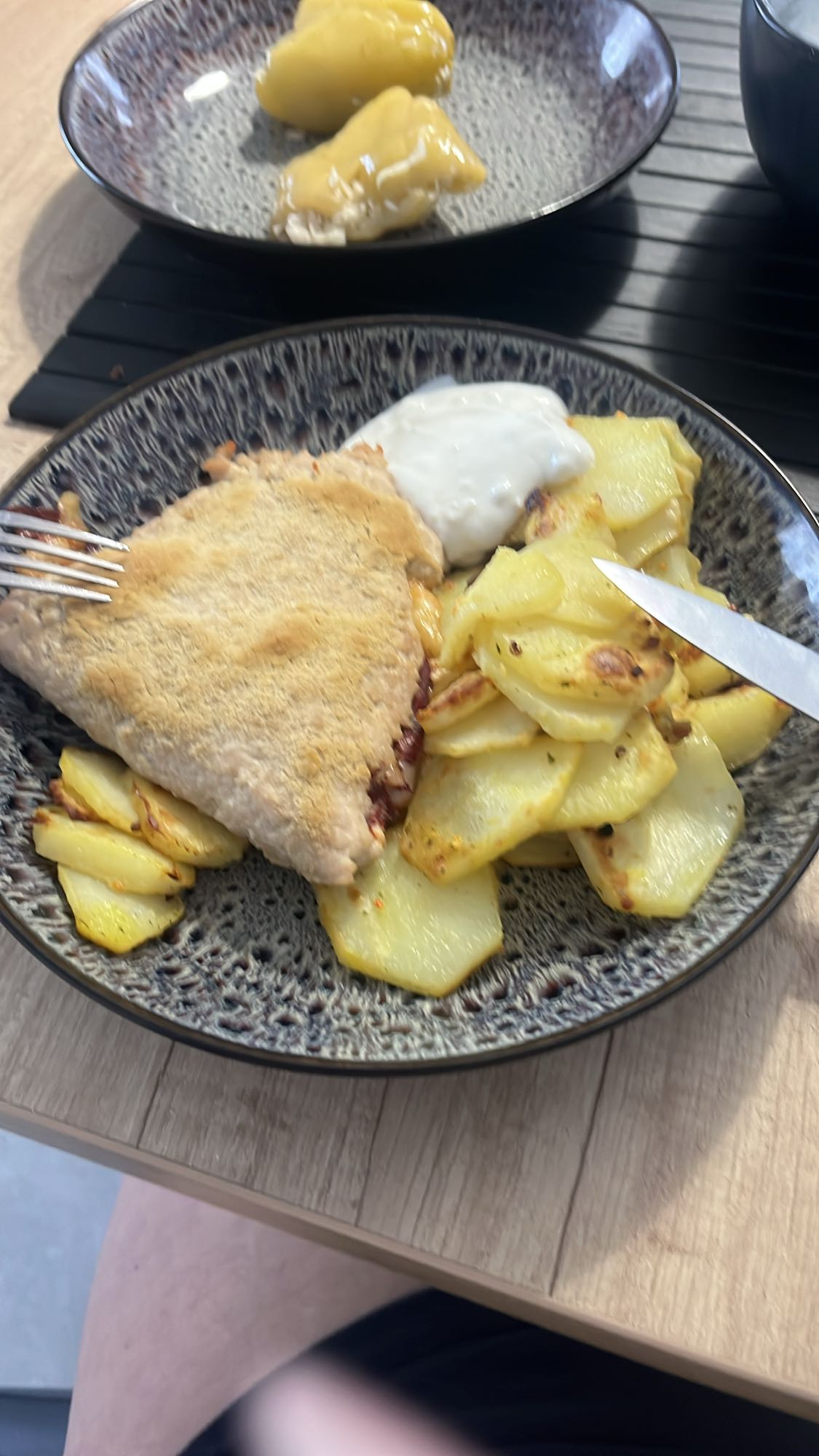 Cartofi cu șnițel și sos