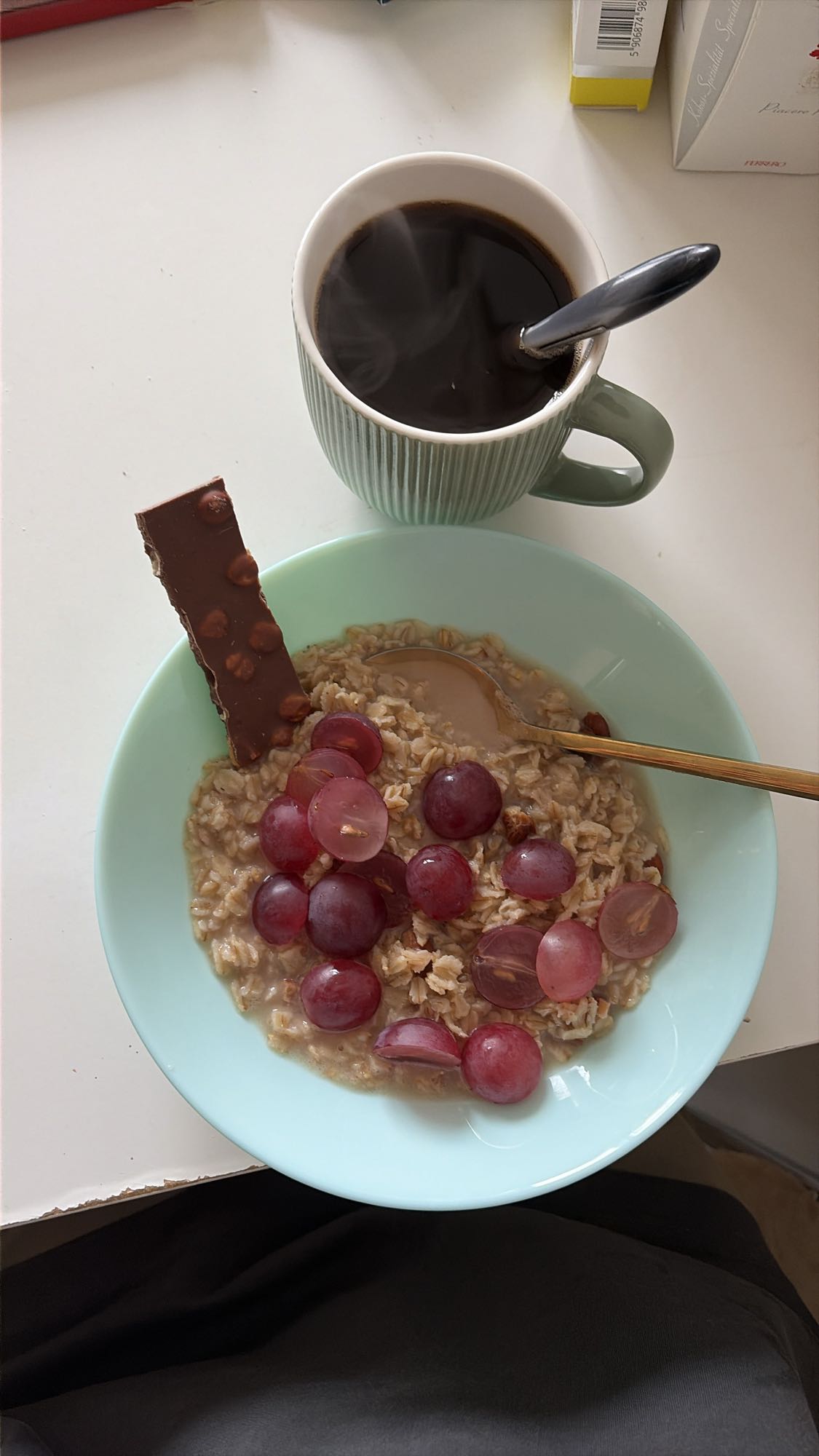 овсянка с виноградом и кофе