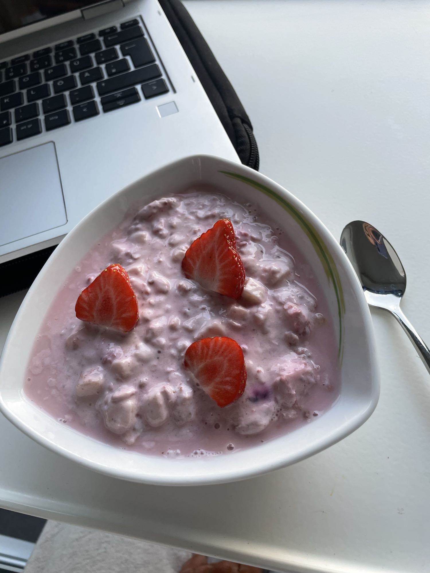Aardbei yoghurt ontbijt