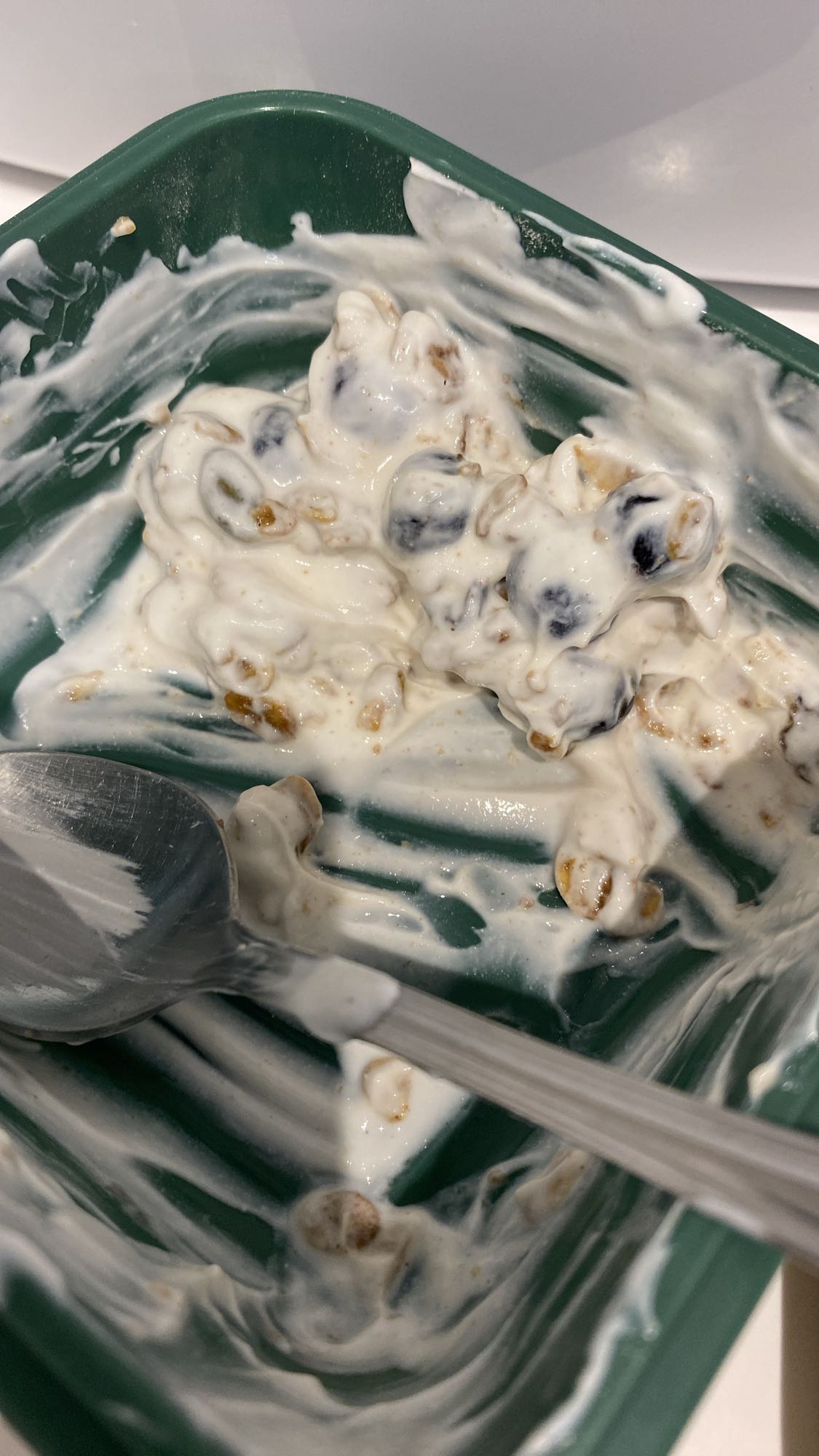 yogur con arándanos, proteína en polvo y granola sin azúcar