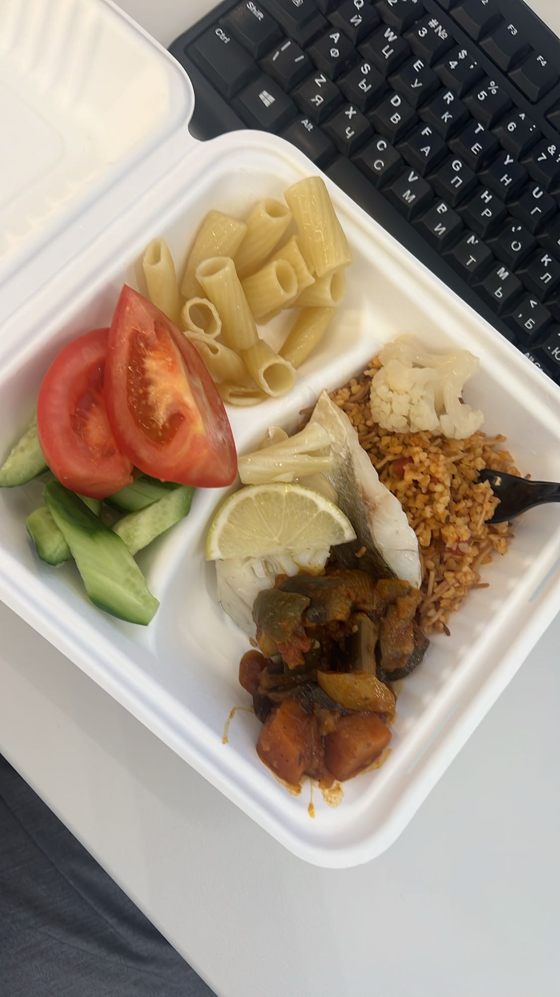 Рыба с гарниром и овощами